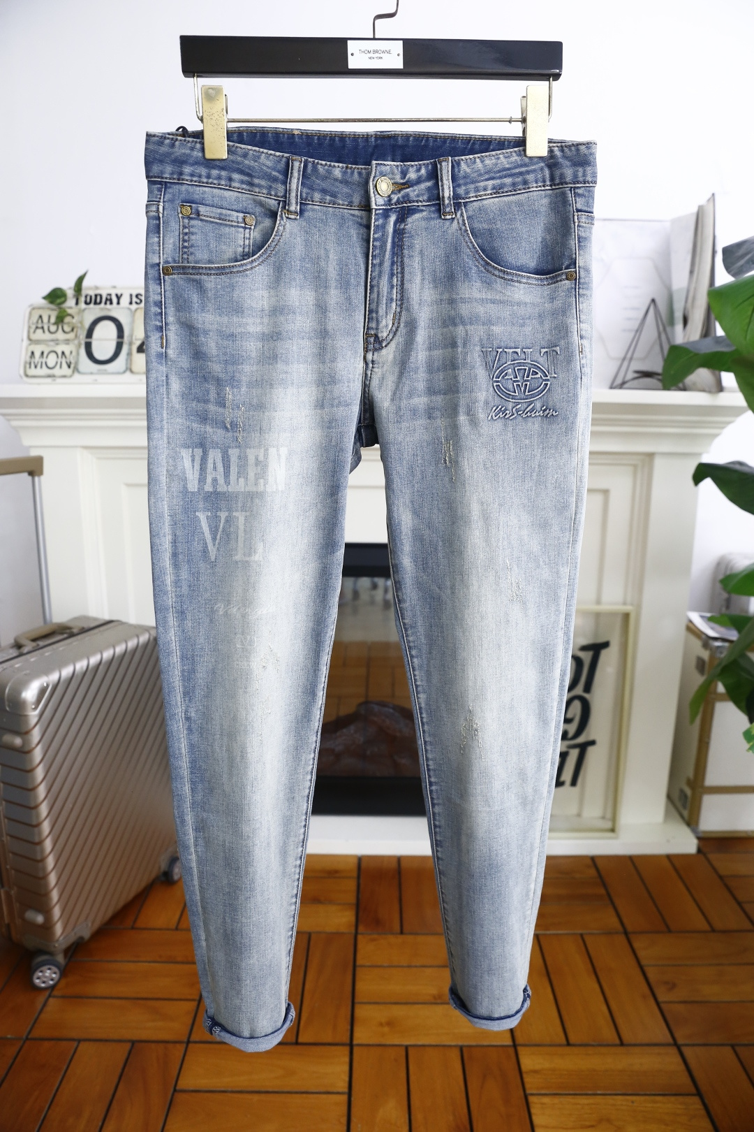 NO:494057,Valentino. New for summer 25!  Fashionable men's thin denim trousers are made of high-end wash-defying denim fabric!  Luxury brand classic custom logo pairing!  The upper body is versatile and comfortable. There is no confusion or trouble of color conflict. Such a rich high-end jeans are absolutely fashionable, casual and versatile!  A must-have for trendy men!  Counter sizes 29-36, there are 35!  Shipping the next day!  , valentino jeans alexander wang19860909华伦天奴. 25夏季新款！时尚男士薄款牛仔长裤采用高档洗水牛仔面料！奢华品牌经典定制LOGO搭配！上身百搭舒适 没有颜色冲突的困惑或困扰,这么一款丰富内练高端牛仔裤,绝对时尚休闲百搭款！潮男必备！专柜尺码29-36,有35！隔天出货！,,valentino,jeans,alexander wang,Men's clothing