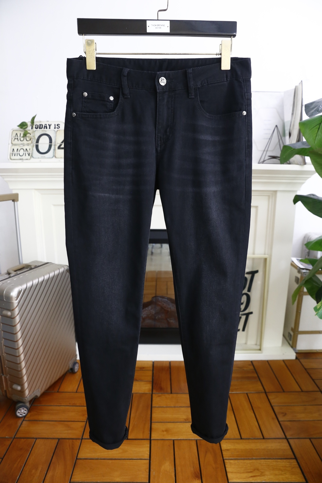 NO:494035,Burb*rry. New products for summer 2025!  Fashionable men's dark versatile jeans are made of customer-supplied stretch jeans!  The custom logo of luxury classic brand highlights the brand's characteristics, and fashion trends have therefore become one of the biggest selling points and are extremely cost-effective. There is no confusion or trouble of color conflict. Such a rich high-end jeans are absolutely fashionable, casual and versatile!  A must-have for trendy men!  Counter sizes 29-36, 35!  Shipping the next day!  ,burberry,burberry,jeans,alexander wang19860909巴宝丽/Burb*rry. 2025夏季新品！时尚男士深色百搭牛仔裤采用客供水洗弹力牛仔裤！奢华经典品牌定制Logo标志彰显品牌特征,时尚潮流因此已成为最大卖点之一而性价比又极高,没有颜色冲突的困惑或困扰,这么一款丰富内练高端牛仔裤,绝对时尚休闲百搭款！潮男必备！专柜尺码29-36,有35！隔天出货！,,burberry,burberry,jeans,alexander wang,Men's clothing