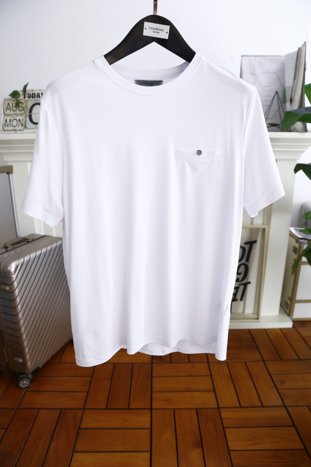 NO:494104,Pula*/Pr*da. 2025 summer new product men's round neck short sleeves, luxury brand triangle logo logo on chest, you can appreciate the youthfulness and fashion sense brought by this design!  The overall style is fashionable and trendy, using comfortable and breathable cotton fabric, soft, skin-friendly and breathable, and has a very crisp and crisp drooping feeling. The upper body is fashionable and fashionable colors, a must-have item for trendy men!  Counter size M-3XL, shipped the next day!  ,,prada,T-shirt,alexander wang19860909普拉*/Pr*da. 2025夏季新品男士圆领短袖胸前奢华品牌三角标LOGO标识标注上身就能体会这款设计带来的年轻与时尚感！整体时尚而有潮流,采用舒适透气棉面料 柔软亲肤透气 ,又有很好的挺括 垂感 上身时尚潮流色系,潮男必备单品！专柜尺码M-3XL,隔天出货！,,prada,T-shirt,alexander wang,Men's clothing