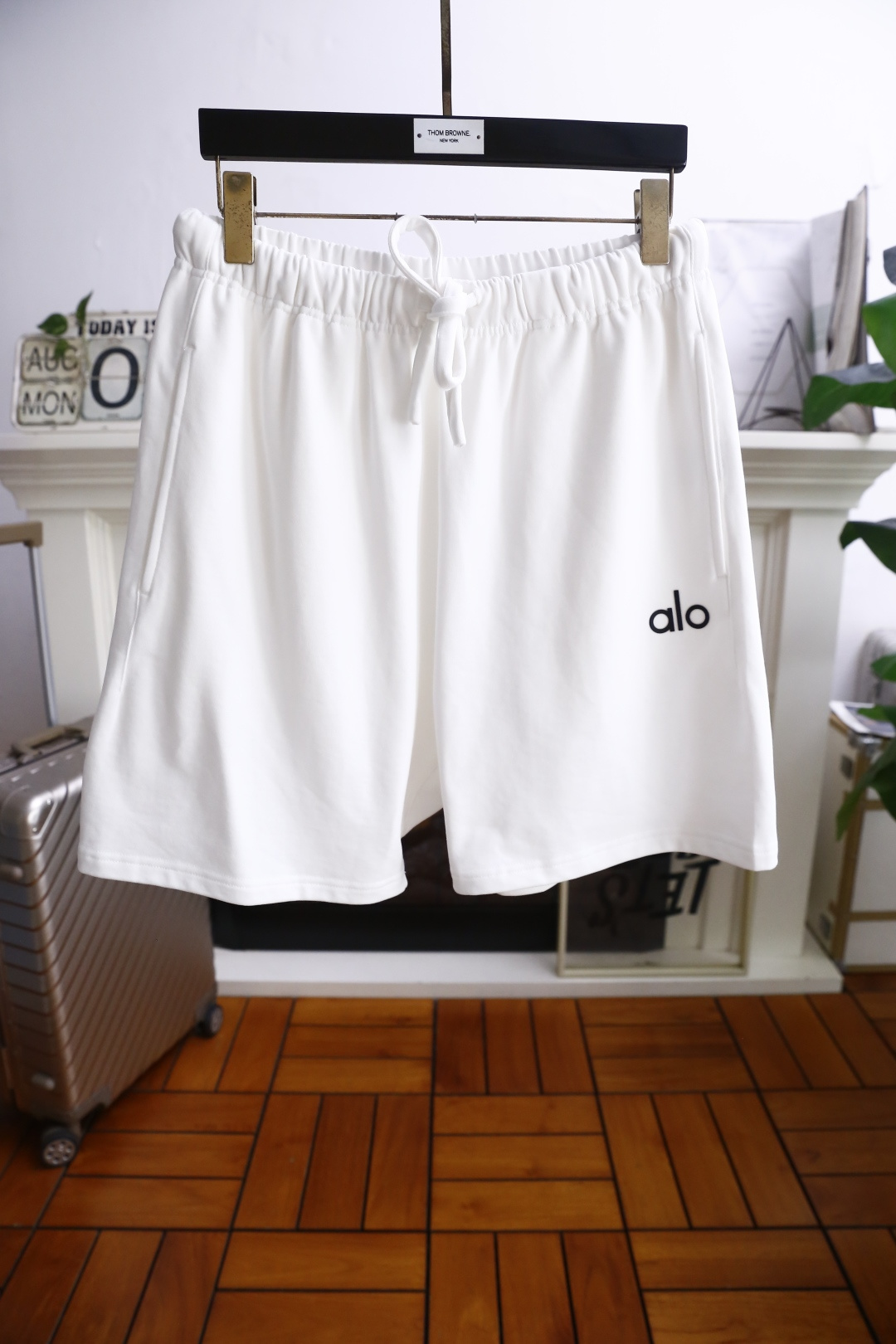NO:494064,ALO. 25 new summer products!  Fashionable men's elastic waist versatile shorts must-have for summer!  Luxury brand classic original letter LOGO design!  Fashionable and versatile style!  The upper body is cool, comfortable, and extremely low-key and luxurious. It is very classy when worn. There is no need to say much about the style and cutting of the pants!  A must-have item for travel!  Complete three standards!  Counter size M-2XL, shipped the next day!  ,,shorts,alexander wang19860909ALO. 25夏季新品！时尚男士松紧腰百搭短裤夏季必备神器！奢华品牌经典原版字母LOGO设计！时尚百搭款式！上身凉快舒适极佳低调不失奢华 穿出去非常有档次 裤型款式和裁剪亦无需多言！出行必备单品！三标齐全！专柜尺码M-2XL,隔天出货！,,shorts,alexander wang,Men's clothing