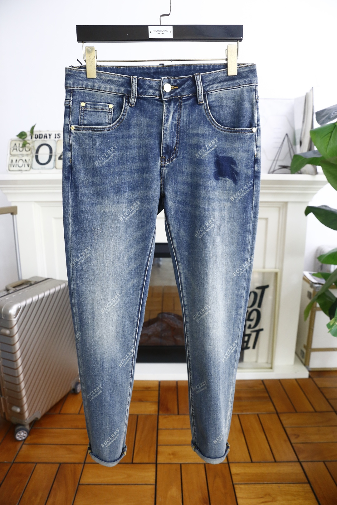 NO:494070,Burpberry/Bur*erry. New products for summer 2025!  Fashionable men's summer thin jeans are made of customer-supplied wash stretch jeans!  Luxury classic war horse LOGO with fashion trends has become one of the biggest selling points and is extremely cost-effective. There is no confusion or trouble of color conflict. Such a rich high-end jeans are absolutely fashionable, casual and versatile!  A must-have for trendy men!  Counter sizes 29-36, 35!  Shipping the next day!  ,burberry,burberry,jeans,alexander wang19860909巴宝丽/Bur*erry. 2025夏季新品！时尚男士夏季薄款牛仔裤采用客供水洗弹力牛仔裤！奢华经典战马LOGO搭配时尚潮流因此已成为最大卖点之一而性价比又极高,没有颜色冲突的困惑或困扰,这么一款丰富内练高端牛仔裤,绝对时尚休闲百搭款！潮男必备！专柜尺码29-36,有35！隔天出货！,,burberry,burberry,jeans,alexander wang,Men's clothing