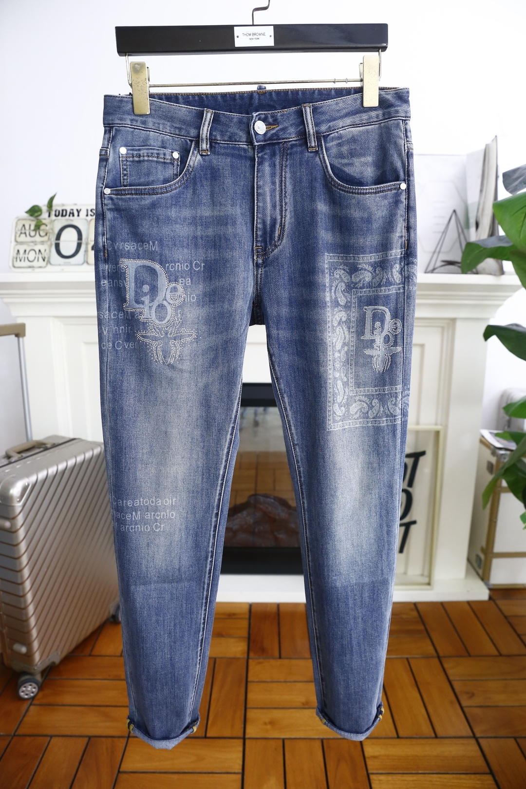 NO:494063,Dior/Christian D*or. 25 new summer thin denim trousers!  Use high-end wash cowboy fabric!  Brand customized LOGO matching!  The upper body is versatile and comfortable. There is no confusion or trouble of color conflict. Such a rich high-end jeans are absolutely fashionable, casual and versatile!  A must-have for trendy men!  Counter sizes 29-36, there are 35!  Shipping the next day!  ,dior,jeans,alexander wang19860909迪奥/Christian D*or. 25夏季新款薄款牛仔长裤！采用高档洗水牛仔面料！品牌定制LOGO搭配！上身百搭舒适 没有颜色冲突的困惑或困扰,这么一款丰富内练高端牛仔裤,绝对时尚休闲百搭款！潮男必备！专柜尺码29-36,有35！隔天出货！,,dior,jeans,alexander wang,Men's clothing