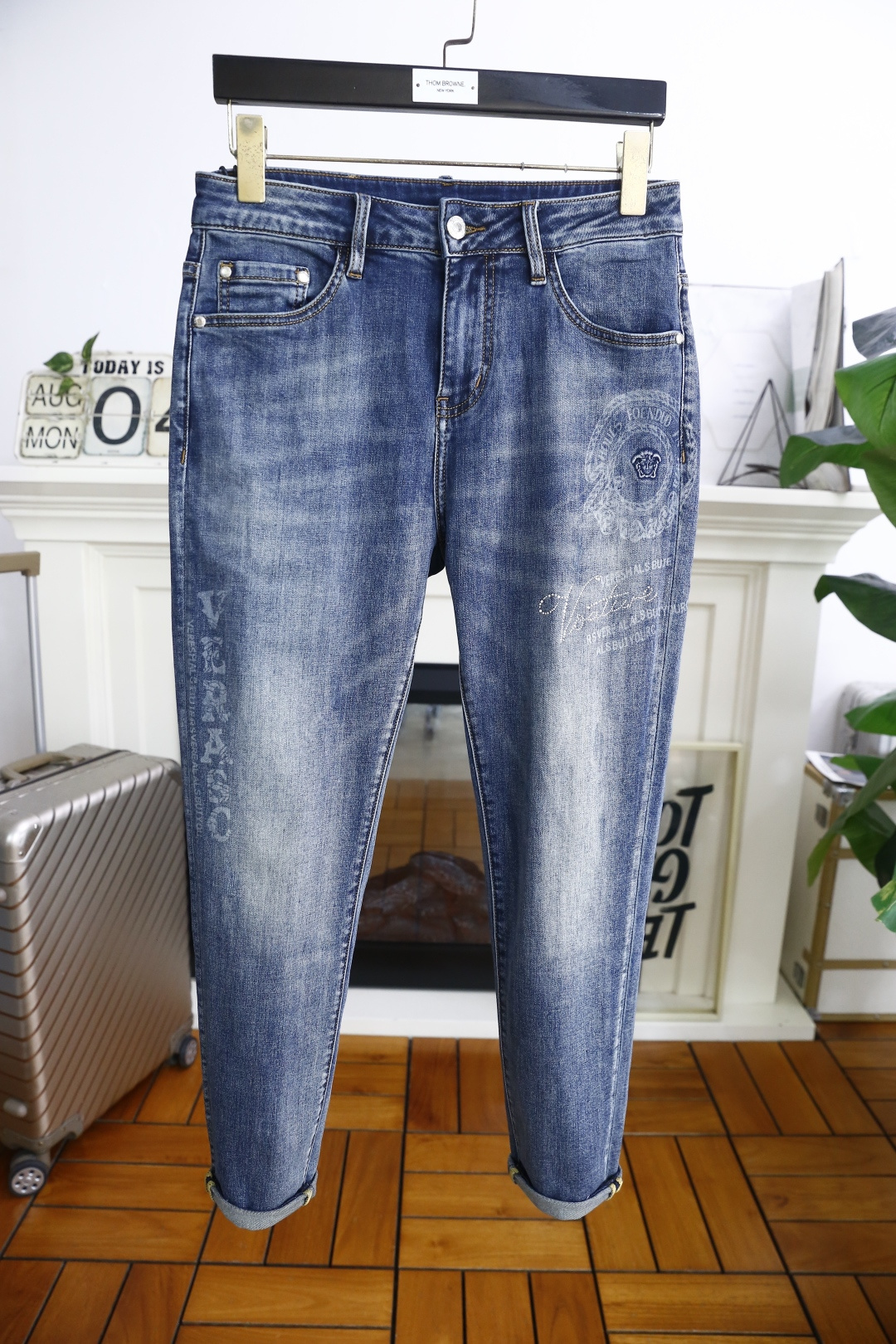 NO:494084,Van Size/Ve*sace. 25 new summer model!  Fashionable men's thin denim trousers are made of high-end wash-defying denim fabric!  Luxury brand classic custom logo pairing!  The upper body is versatile and comfortable. There is no confusion or trouble of color conflict. Such a rich high-end jeans are absolutely fashionable, casual and versatile!  A must-have for trendy men!  Counter sizes 29-36, there are 35!  Shipping the next day!  , versace jeans alexander wang19860909范思泽/Ve*sace. 25夏季新款！时尚男士薄款牛仔长裤采用高档洗水牛仔面料！奢华品牌经典定制LOGO搭配！上身百搭舒适 没有颜色冲突的困惑或困扰,这么一款丰富内练高端牛仔裤,绝对时尚休闲百搭款！潮男必备！专柜尺码29-36,有35！隔天出货！,,versace,jeans,alexander wang,Men's clothing