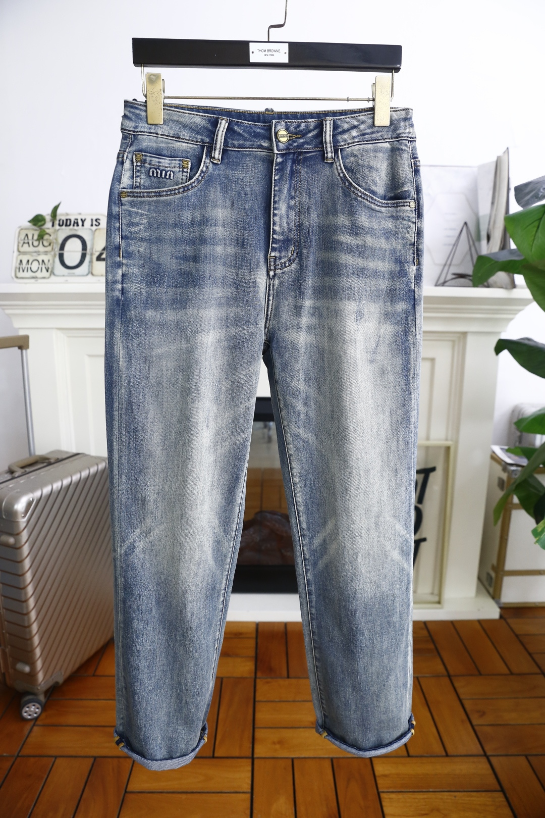 NO:494050,MIUMIU. 25 summer new product original single high-end men's jeans luxury classic brand custom LOGO accessories. Hot-selling models for overseas counters. They are very comfortable to wear, low-key and luxurious. They are very classy when worn. There is no need to say much about the trouser style and cutting. The upper body is exquisite and vivid, and the top quality is top quality. The selection of real palace-grade denim. High-end top washing denim fabric, excellent quality, and heavy washing makes the pants very soft!  Not picky about people, the upper body is absolutely stylish and extremely luxurious. Counter size 29-36, 35!  Shipping the next day!  ,miumiu,jeans,alexander wang19860909MIUMIU. 25夏季新品原单高端男士牛仔裤奢华经典品牌定制LOGO配饰 海外专柜热销款 身穿着非常舒适 低调不失奢华 穿出去非常有档次 裤型款式和裁剪亦无需多言 上身精致跃然高档一等一顶级质料 真正殿堂级的牛仔布选用 高档顶级洗水牛仔面料,品质卓然,经过重水洗使得裤子很柔软！不挑人 上身绝对的有型 极度奢华. 专柜尺码 29-36,有35！隔天出货！,,miumiu,jeans,alexander wang,Men's clothing