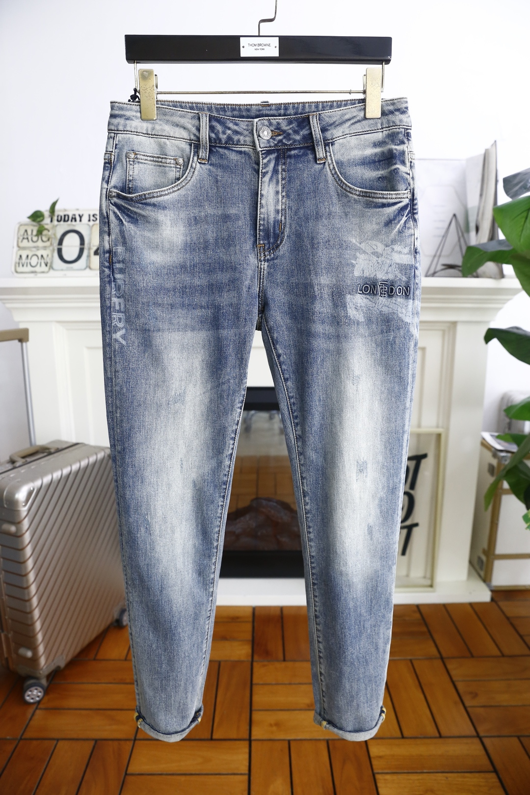 NO:494093,Burbe*ry. New for summer 25!  Fashionable men's thin denim trousers are made of high-end wash-defying denim fabric!  Luxurious classic custom logo pairing!  The upper body is versatile and comfortable. There is no confusion or trouble of color conflict. Such a rich high-end jeans are absolutely fashionable, casual and versatile!  A must-have for trendy men!  Counter sizes 29-36, there are 35!  Shipping the next day!  ,burberry,burberry,jeans,alexander wang19860909巴宝丽/Burbe*ry. 25夏季新款！时尚男士薄款牛仔长裤采用高档洗水牛仔面料！奢华经典定制LOGO搭配！上身百搭舒适 没有颜色冲突的困惑或困扰,这么一款丰富内练高端牛仔裤,绝对时尚休闲百搭款！潮男必备！专柜尺码29-36,有35！隔天出货！,,burberry,burberry,jeans,alexander wang,Men's clothing