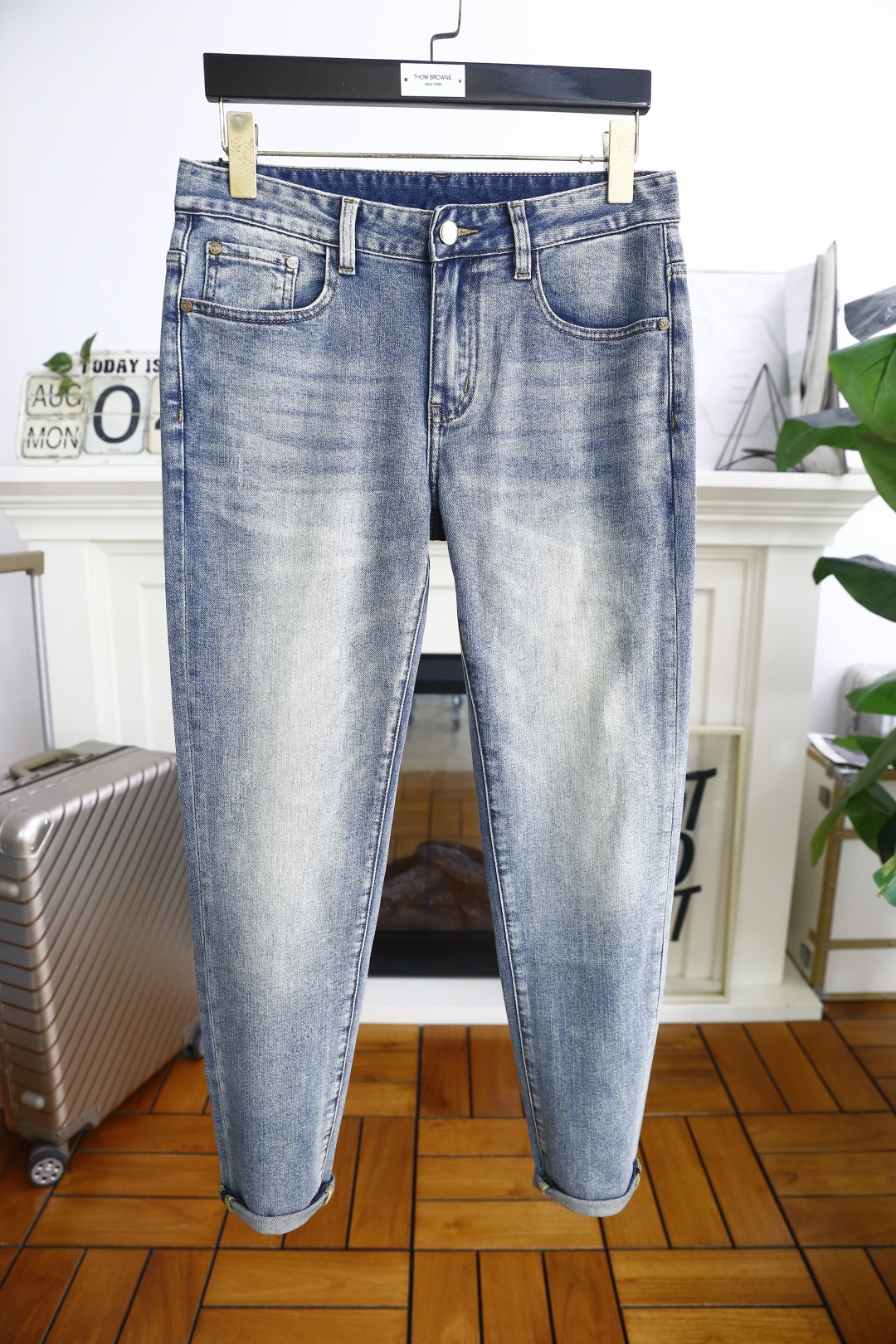 NO:494103,Valentino. New for summer 25!  Fashionable men's thin denim trousers are made of high-end wash-defying denim fabric!  Luxury brand classic custom logo pairing!  The upper body is versatile and comfortable. There is no confusion or trouble of color conflict. Such a rich high-end jeans are absolutely fashionable, casual and versatile!  A must-have for trendy men!  Counter sizes 29-36, there are 35!  Shipping the next day!  , valentino jeans alexander wang19860909华伦天奴. 25夏季新款！时尚男士薄款牛仔长裤采用高档洗水牛仔面料！奢华品牌经典定制LOGO搭配！上身百搭舒适 没有颜色冲突的困惑或困扰,这么一款丰富内练高端牛仔裤,绝对时尚休闲百搭款！潮男必备！专柜尺码29-36,有35！隔天出货！,,valentino,jeans,alexander wang,Men's clothing