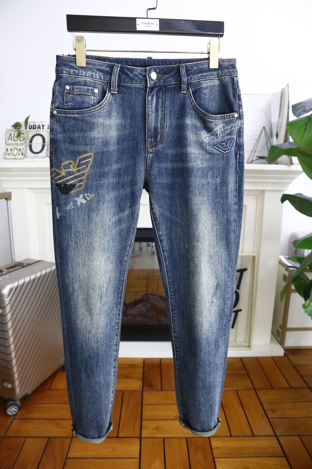 NO:494036,Ama*/AJ. 25 summer new product original single high-end men's jeans luxury classic brand custom LOGO accessories. Hot-selling models for overseas counters. They are very comfortable to wear, low-key and luxurious. They are very classy when worn. There is no need to say much about the trouser style and cutting. The upper body is exquisite and vivid, and the top quality is top quality. The selection of real palace-grade denim. High-end top washing denim fabric is excellent in quality. It is heavy washing and makes the pants very soft!  Not picky about people, the upper body is absolutely stylish and extremely luxurious. Counter size 29-36, 35!  Shipping the next day!  , jeans,alexander wang19860909阿玛*/AJ. 25夏季新品原单高端男士牛仔裤奢华经典品牌定制LOGO配饰 海外专柜热销款 身穿着非常舒适 低调不失奢华 穿出去非常有档次 裤型款式和裁剪亦无需多言 上身精致跃然高档一等一顶级质料 真正殿堂级的牛仔布选用 高档顶级洗水牛仔面料,品质卓然,经过重水洗使得裤子很柔软！不挑人 上身绝对的有型 极度奢华. 专柜尺码 29-36,有35！隔天出货！,,jeans,alexander wang,Men's clothing