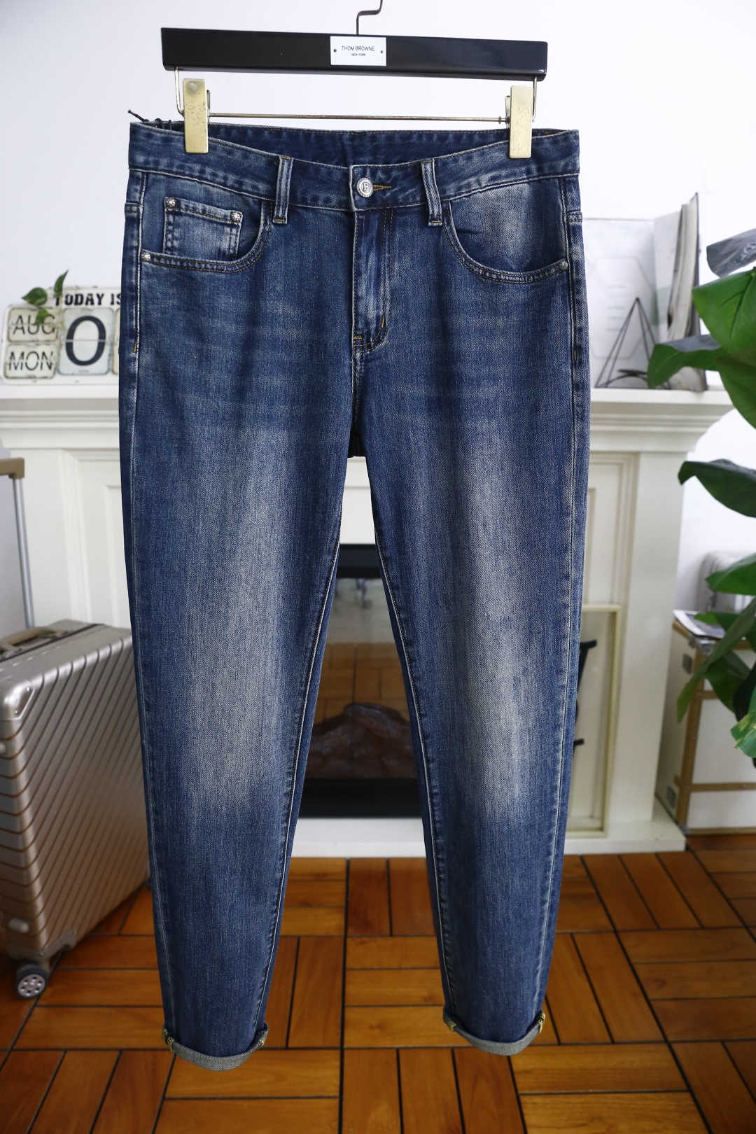 NO:494056,Balenciaga. 25 summer fashion men's thin jeans are made of high-end wash-defying denim fabric!  Luxury brand classic custom logo pairing!  The upper body is versatile and comfortable. There is no confusion or trouble of color conflict. Such a rich high-end jeans are absolutely fashionable, casual and versatile!  A must-have for trendy men!  Counter sizes 29-36, 35!  Shipping the next day!  ,balenciaga,jeans,alexander wang19860909巴黎世家. 25夏季时尚男士薄款牛仔长裤采用高档洗水牛仔面料！奢华品牌经典定制LOGO搭配！上身百搭舒适 没有颜色冲突的困惑或困扰,这么一款丰富内练高端牛仔裤,绝对时尚休闲百搭款！潮男必备！专柜尺码29-36,有35！隔天出货！,,balenciaga,jeans,alexander wang,Men's clothing