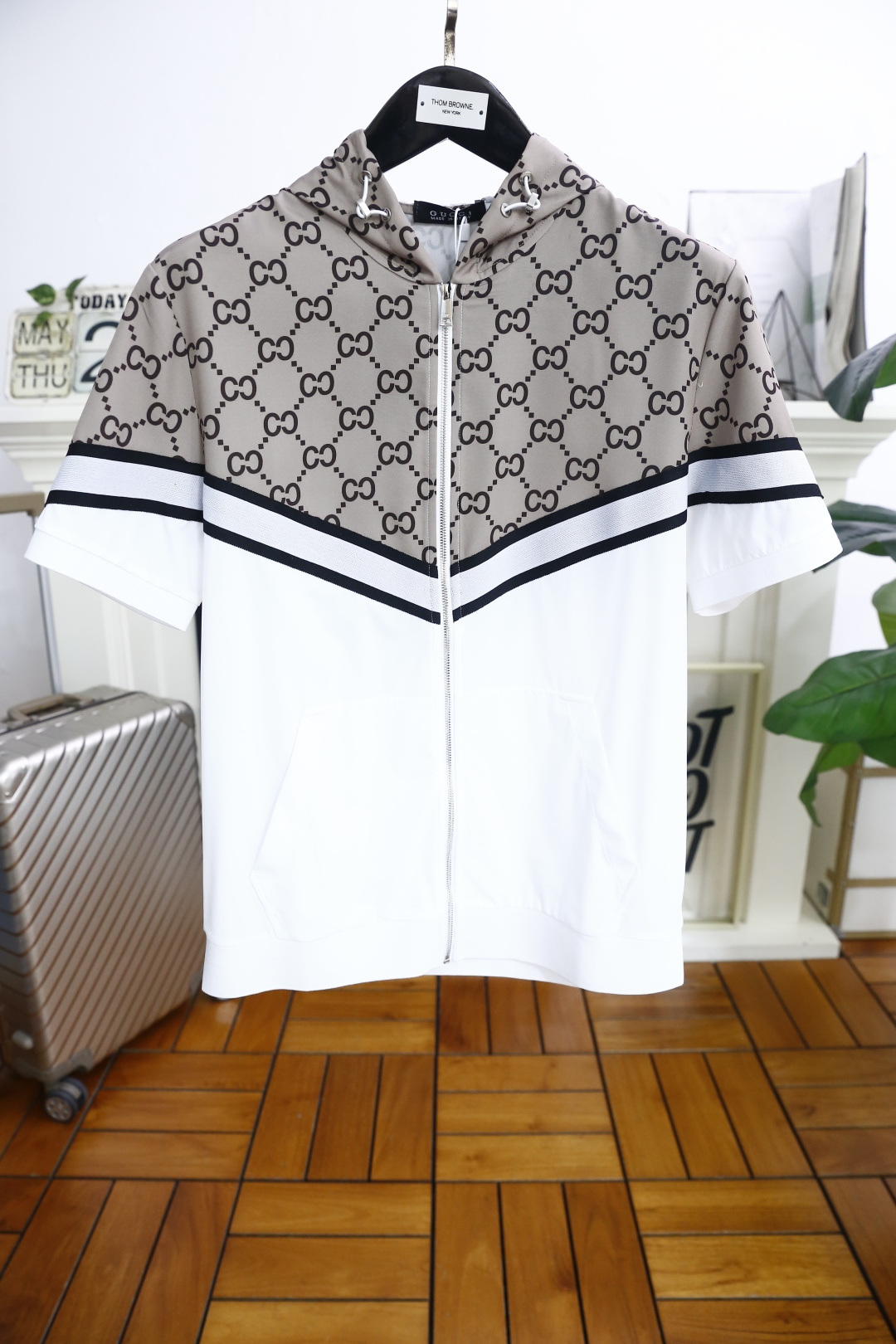 NO:494086,Gucci/Gu*ci. 2025 summer fashion men's short-sleeved zipper jacket!  The luxury classic brand LOGO logo can be used to appreciate the youthfulness and fashion sense brought by this design!  The overall style is fashionable and trendy, using comfortable and breathable fabric, soft, skin-friendly and breathable, and has a very crisp and crisp drooping feeling. The upper body is fashionable and fashionable, and it is a must-have item for trendy men!  Counter size 48-56, shipped the next day!  ,,gucci,jackets & coats,T-shirt,alexander wang19860909古驰/Gu*ci. 2025夏季时尚男款短袖拉链夹克！奢华经典品牌LOGO标识标注上身就能体会这款设计带来的年轻与时尚感！整体时尚而有潮流,采用舒适透气面料 柔软亲肤透气 ,又有很好的挺括 垂感 上身时尚潮流色系,潮男必备单品！专柜尺码48-56,隔天出货！,,gucci,jackets & coats,T-shirt,alexander wang,Men's clothing