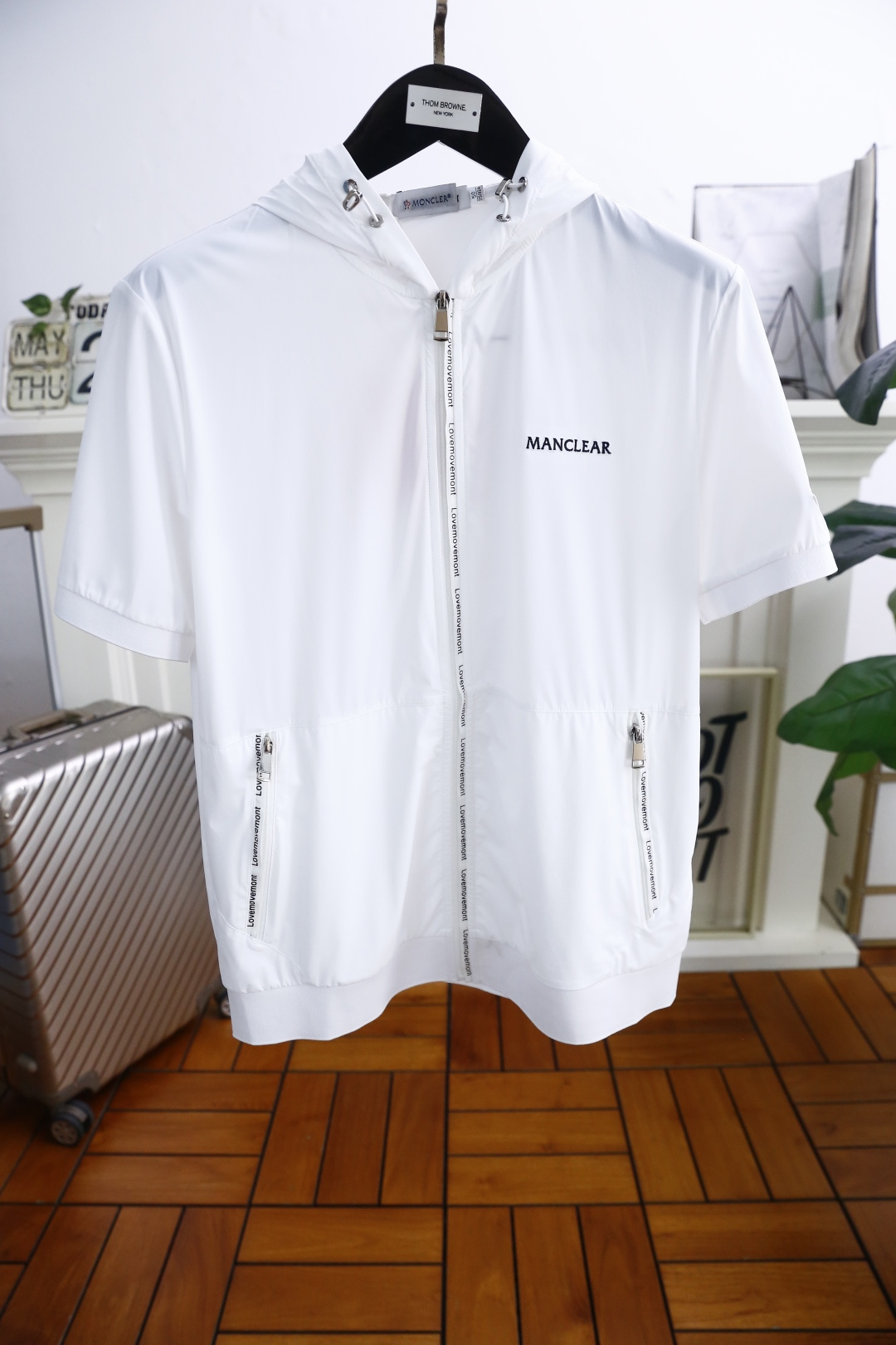 NO:494071,Monc*er. 25 summer fashion men's short-sleeved zipper jacket!  Luxurious classic custom letters LOGO logos can be used to appreciate the youthfulness and fashion sense brought by this design!  The overall style is fashionable and trendy, using comfortable and breathable fabric, soft, skin-friendly and breathable, and has a very crisp and crisp drooping feeling. The upper body is fashionable and fashionable, and it is a must-have item for trendy men!  Counter size 48-56, shipped the next day!  ,Moncler,jackets & coats,T-shirt,alexander wang19860909蒙口/Monc*er. 25夏季时尚男款短袖拉链夹克！奢华经典定制字母LOGO标识标注上身就能体会这款设计带来的年轻与时尚感！整体时尚而有潮流,采用舒适透气面料 柔软亲肤透气 ,又有很好的挺括 垂感 上身时尚潮流色系,潮男必备单品！专柜尺码48-56,隔天出货！,,Moncler,jackets & coats,T-shirt,alexander wang,Men's clothing