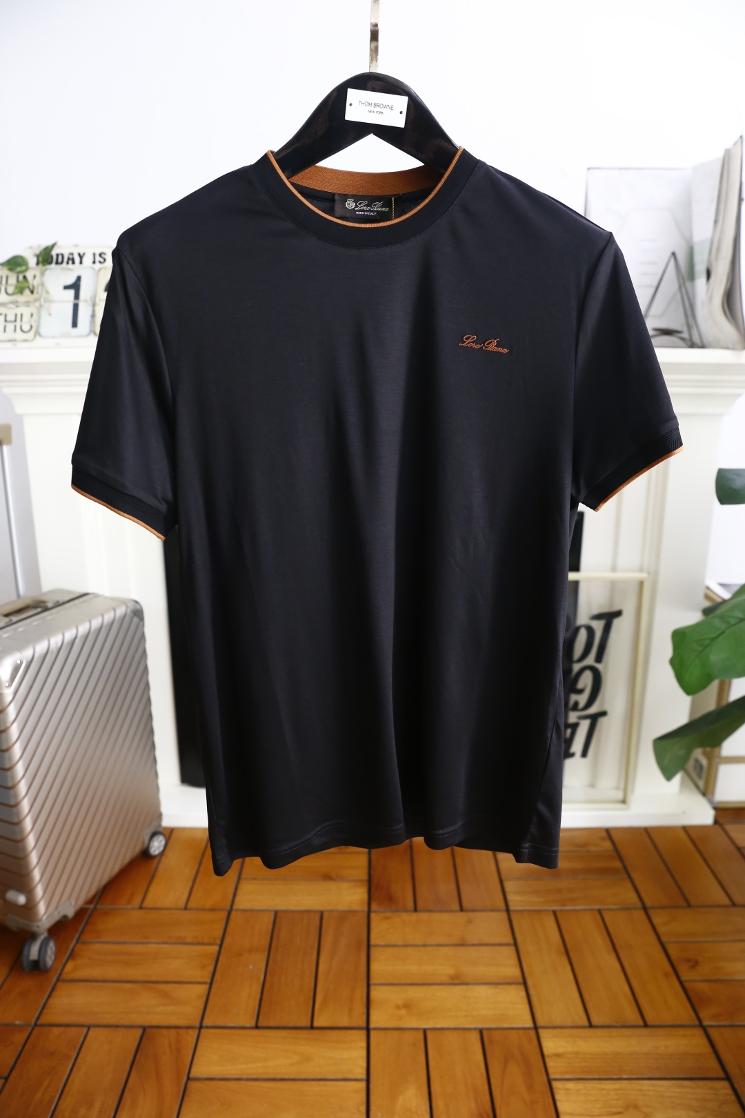 NO:499544,LP. 2025 summer fashionable round neck short sleeve high-end custom versatile style!  More practical, anyone can easily control it. It uses classic double mercerized fabric craftsmanship and luxurious classic brand letter logo design, which is very high-end and must be entered if you understand the goods!  The style and tailoring are slim styles, which are very exquisite, showing aura and highlighting the exquisiteness of business men. This is the unique feature, the right slim fit, and the upper body effect is very good!  Complete three standards!  Counter size 48-56, shipped the next day!  ,loro piana,T-shirt,alexander wang19860909LP. 2025夏季时尚圆领短袖高级定制百搭款式！更有实用感 任何人都可以轻松驾驭 采用经典双丝光面料工艺 奢华经典品牌字母logo设计,非常显档次懂货的必须入！版型剪裁属于修身款 非常精致,显气场,又会凸显商务男士的精致,这就是独到之处,恰到好处的修身,上身效果非常赞！三标齐全！专柜尺码48-56,隔天出货！,,loro piana,T-shirt,alexander wang,Men's clothing