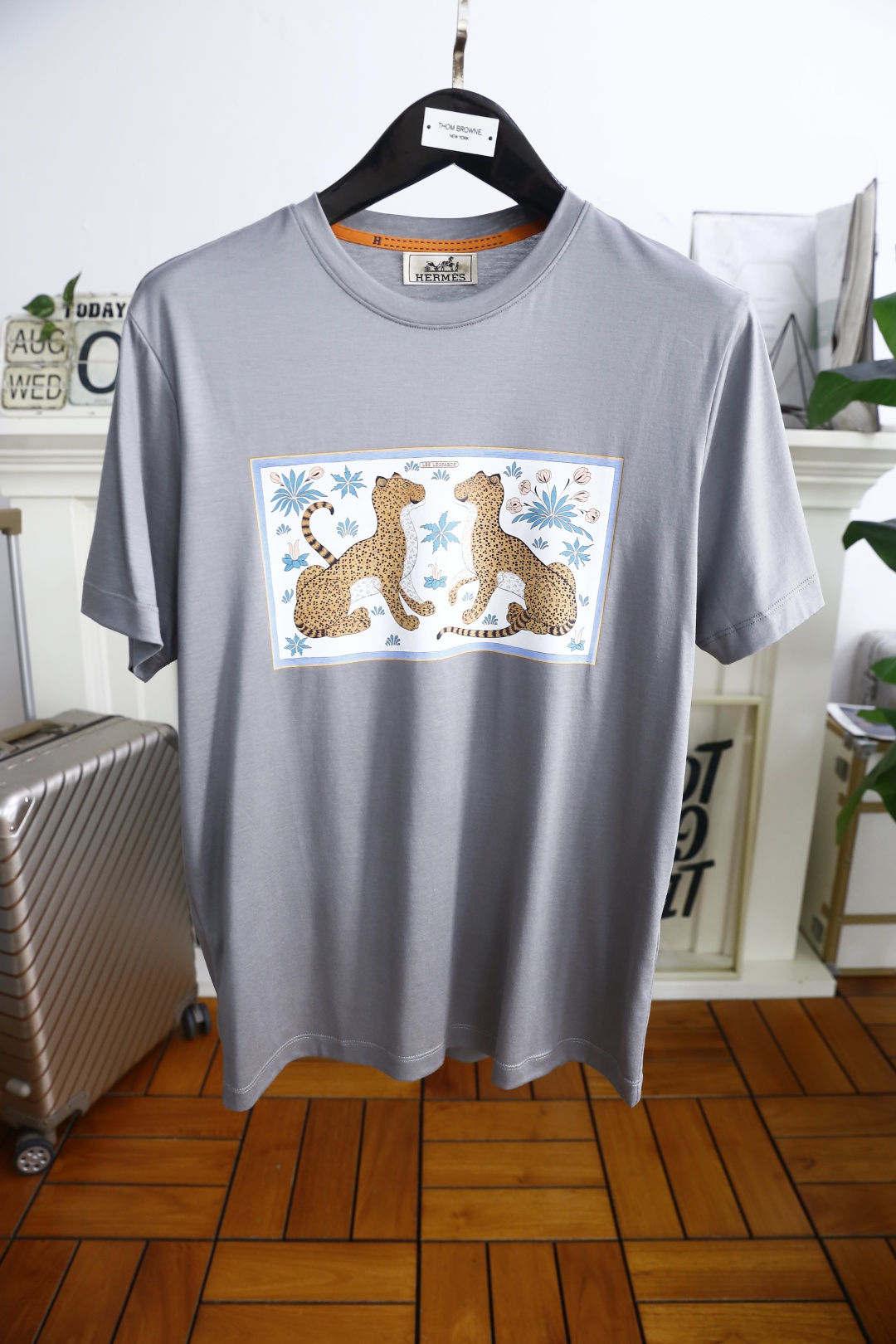 NO:494421,Aima 4/Her*es. The new summer product of men's round neck short sleeves, luxurious custom LOGO logo on the chest, you can appreciate the youthfulness and fashion sense brought by this design!  The overall style is fashionable and trendy, using comfortable and breathable cotton fabric, soft, skin-friendly and breathable, and has a very crisp and crisp drooping feeling. The upper body is fashionable and fashionable colors, a must-have item for trendy men!  Counter sizes 48-58, shipped the next day!  , hermes, T-shirt,alexander wang19860909爱马4/Her*es. 夏季新品男士圆领短袖胸前奢华定制LOGO标识标注上身就能体会这款设计带来的年轻与时尚感！整体时尚而有潮流,采用舒适透气棉面料 柔软亲肤透气 ,又有很好的挺括 垂感 上身时尚潮流色系,潮男必备单品！专柜尺码48-58,隔天出货！,,hermes,T-shirt,alexander wang,Men's clothing