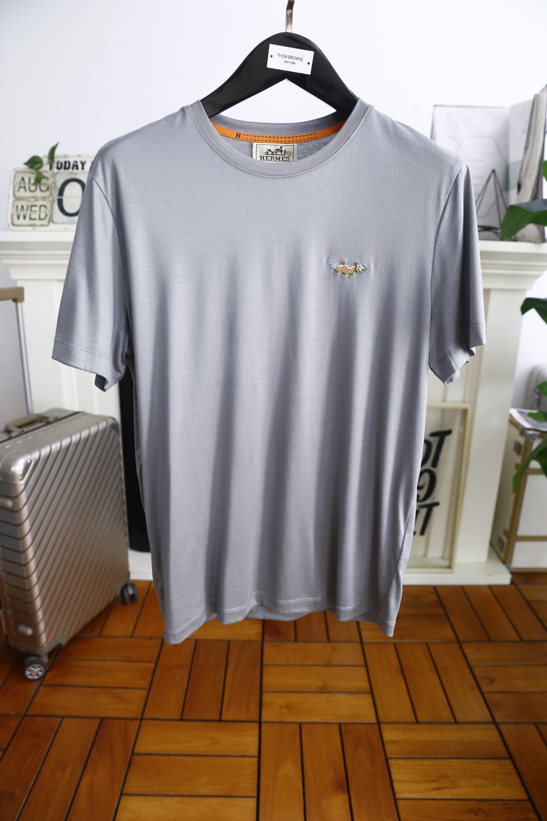 NO:494428,Aima 4/Her*es. The new summer products of men's round neck short sleeves, luxurious classic elements on the chest, and you can appreciate the youthfulness and fashion sense brought by this design!  The overall style is fashionable and trendy, using comfortable and breathable cotton fabric, soft, skin-friendly and breathable, and has a very crisp and crisp drooping feeling. The upper body is fashionable and fashionable colors, a must-have item for trendy men!  Counter sizes 48-58, shipped the next day!  , hermes, T-shirt,alexander wang19860909爱马4/Her*es. 夏季新品男士圆领短袖胸前奢华经典元素LOGO标识标注上身就能体会这款设计带来的年轻与时尚感！整体时尚而有潮流,采用舒适透气棉面料 柔软亲肤透气 ,又有很好的挺括 垂感 上身时尚潮流色系,潮男必备单品！专柜尺码48-58,隔天出货！,,hermes,T-shirt,alexander wang,Men's clothing