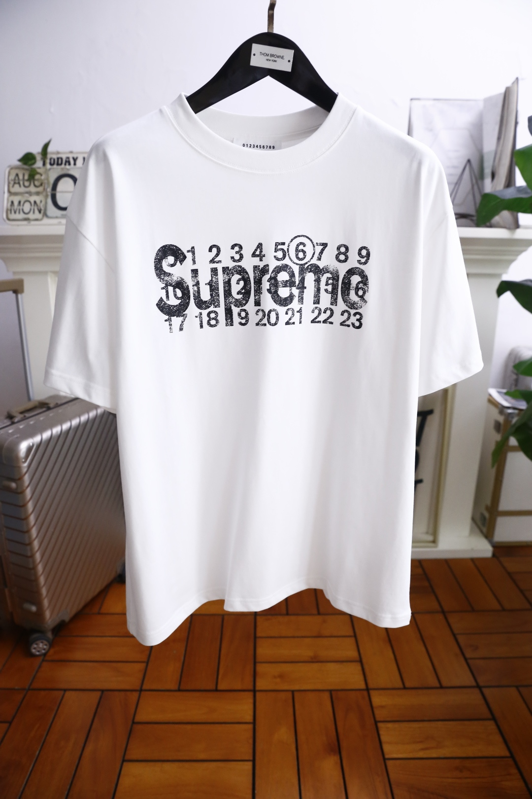 NO:494441,Martin Maggilla. New for 25 summer!  Men's fashionable, trendy, loose short-sleeved luxury classic brand letter LOGO logo marked on the upper body, you can experience the youthfulness and fashion sense brought by this design!  The overall style is fashionable and trendy, using comfortable pure cotton fabric, soft, skin-friendly and breathable, and has a very crisp and drape. The upper body is fashionable and fashionable, and it is a must-have item for trendy men!  Counter size S-XL, shipped the next day!  ,,masion margiela,T-shirt,alexander wang19860909马丁马吉拉. 25夏季新款！男士时尚潮流宽松短袖奢华经典品牌字母LOGO标识标注上身就能体会这款设计带来的年轻与时尚感！整体时尚而有潮流,采用舒适纯棉面料 柔软亲肤透气 ,又有很好的挺括 垂感 上身时尚潮流色系,潮男必备单品！专柜尺码S-XL,隔天出货！,,masion margiela,T-shirt,alexander wang,Men's clothing