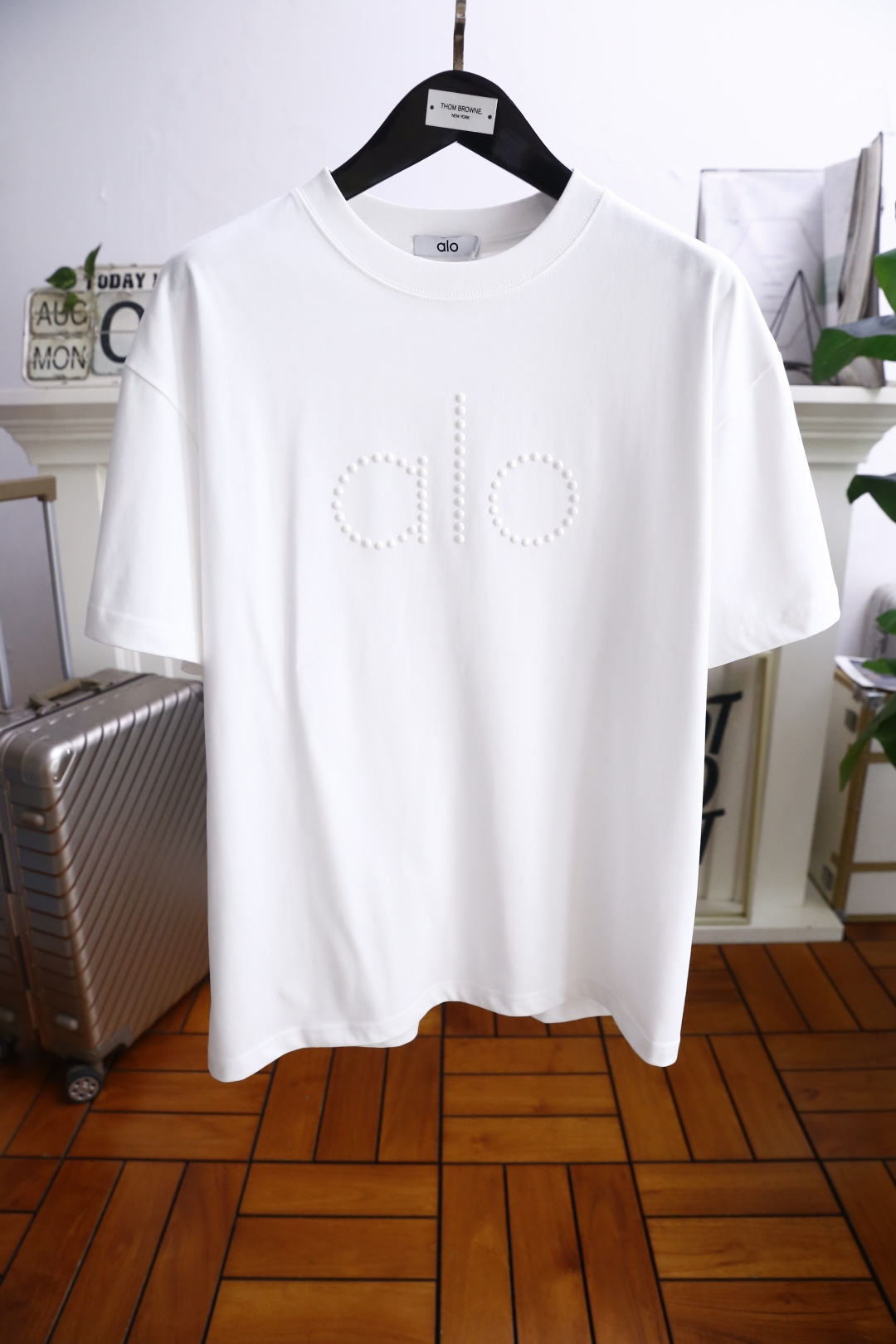 NO:494462,ALO. 25 new summer products!  Fashionable brand round neck short-sleeved shirt with brand letters LOGO design on the chest!  The current trendy aesthetic is very inclusive, and you can easily concave your look at your body! The same style as men and women, commuting versatile, with details!  Use top-quality custom cotton fabrics!  Must-earned money!  Complete three standards!  Counter size S-XL, shipped the next day!  ,T-shirt,alexander wang19860909ALO. 25夏季新品！时尚潮牌圆领短袖衫胸前品牌字母LOGO设计！当下的潮流审美,大大地一件包容性强,随意上身就能轻松凹出造型!男女同款 通勤百搭,细节拉満！采用顶级定制纯棉面料！必入手款！三标齐全！专柜尺码S-XL,隔天出货！,,T-shirt,alexander wang,Men's clothing