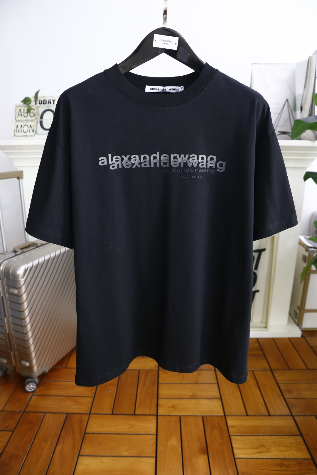 NO:494448,The King of Pressure. New 25 summer model!  Men's fashionable, trendy, loose short-sleeved luxury classic brand letter LOGO logo marked on the upper body, you can experience the youthfulness and fashion sense brought by this design!  The overall style is fashionable and trendy, using comfortable pure cotton fabric, soft, skin-friendly and breathable, and has a very crisp and drape. The upper body is fashionable and fashionable, and it is a must-have item for trendy men!  Counter size S-XL, shipped the next day!  ,alexander wang,T-shirt,alexander wang19860909压力上大王. 25夏季新款！男士时尚潮流宽松短袖奢华经典品牌字母LOGO标识标注上身就能体会这款设计带来的年轻与时尚感！整体时尚而有潮流,采用舒适纯棉面料 柔软亲肤透气 ,又有很好的挺括 垂感 上身时尚潮流色系,潮男必备单品！专柜尺码S-XL,隔天出货！,,alexander wang,T-shirt,alexander wang,Men's clothing