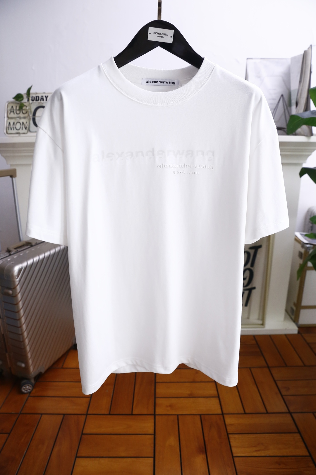 NO:494455,Alexander King. 25 new summer model!  Men's fashionable, trendy, loose short-sleeved luxury classic brand letter LOGO logo marked on the upper body, you can experience the youthfulness and fashion sense brought by this design!  The overall style is fashionable and trendy, using comfortable pure cotton fabric, soft, skin-friendly and breathable, and has a very crisp and drape. The upper body is fashionable and fashionable, and it is a must-have item for trendy men!  Counter size S-XL, shipped the next day!  ,alexander wang,T-shirt,alexander wang19860909亚历山大王. 25夏季新款！男士时尚潮流宽松短袖奢华经典品牌字母LOGO标识标注上身就能体会这款设计带来的年轻与时尚感！整体时尚而有潮流,采用舒适纯棉面料 柔软亲肤透气 ,又有很好的挺括 垂感 上身时尚潮流色系,潮男必备单品！专柜尺码S-XL,隔天出货！,,alexander wang,T-shirt,alexander wang,Men's clothing