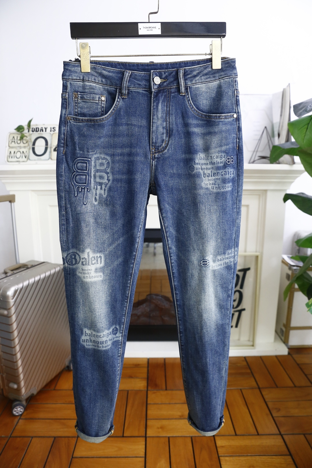 NO:494399,Balenciaga. 25 new summer model!  Fashionable men's versatile thin denim trousers are made of high-end wash-defying denim fabric!  Luxurious classic custom logo pairing!  The upper body is versatile and comfortable. There is no confusion or trouble of color conflict. Such a rich high-end jeans are absolutely fashionable, casual and versatile!  A must-have for trendy men!  Counter sizes 29-36, there are 35!  Shipping the next day!  ,balenciaga,jeans,alexander wang19860909巴黎世家. 25夏季新款！时尚男士百搭薄款牛仔长裤采用高档洗水牛仔面料！奢华经典定制LOGO搭配！上身百搭舒适 没有颜色冲突的困惑或困扰,这么一款丰富内练高端牛仔裤,绝对时尚休闲百搭款！潮男必备！专柜尺码29-36,有35！隔天出货！,,balenciaga,jeans,alexander wang,Men's clothing