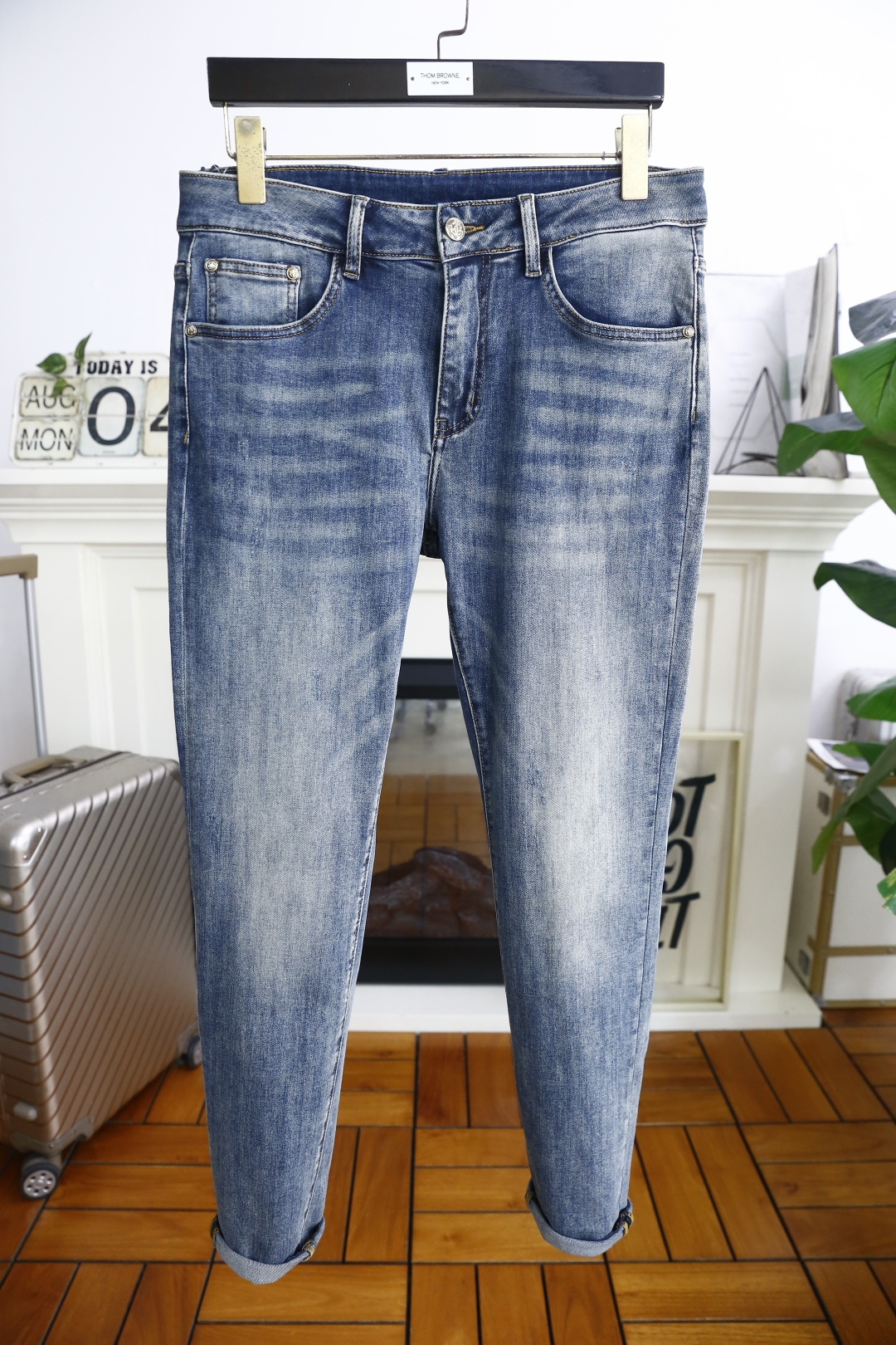 NO:494463,Kavali. 25 summer new product original single high-end men's jeans luxury classic brand custom LOGO accessories. Hot-selling models for overseas counters. They are very comfortable to wear, low-key and luxurious. They are very classy when worn. There is no need to say much about the trouser style and cutting. The upper body is exquisite and vivid, and the top quality is top quality. The selection of real palace-grade denim. High-end top washing denim fabric, excellent quality, and heavy washing makes the pants very soft!  Not picky about people, the upper body is absolutely stylish and extremely luxurious. Counter size 29-36, 35!  Shipping the next day!  , jeans,alexander wang19860909卡瓦丽. 25夏季新品原单高端男士牛仔裤奢华经典品牌定制LOGO配饰 海外专柜热销款 身穿着非常舒适 低调不失奢华 穿出去非常有档次 裤型款式和裁剪亦无需多言 上身精致跃然高档一等一顶级质料 真正殿堂级的牛仔布选用 高档顶级洗水牛仔面料,品质卓然,经过重水洗使得裤子很柔软！不挑人 上身绝对的有型 极度奢华. 专柜尺码 29-36,有35！隔天出货！,,jeans,alexander wang,Men's clothing