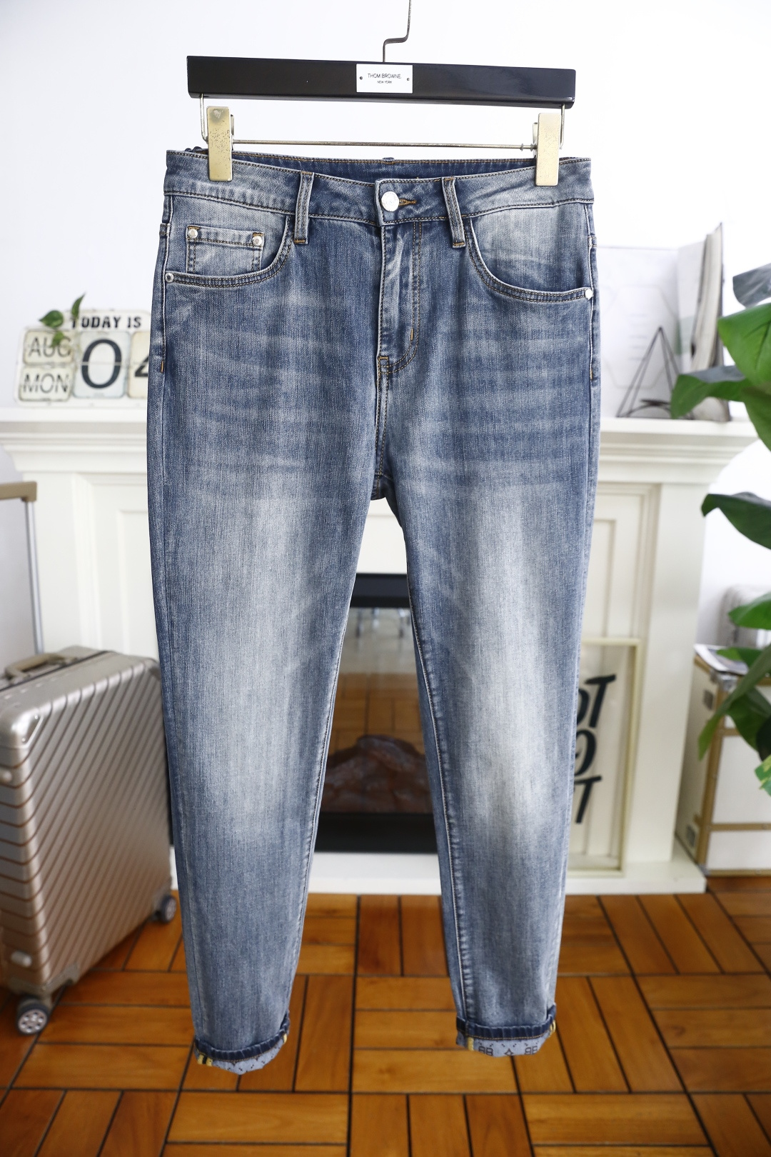 NO:494443,Balenciaga. 25 summer new thin denim trousers with high-end wash denim fabric!  Luxurious classic custom logo pairing!  The upper body is versatile and comfortable. There is no confusion or trouble of color conflict. Such a rich high-end jeans are absolutely fashionable, casual and versatile!  A must-have for trendy men!  Counter sizes 29-36, there are 35!  Shipping the next day!  ,balenciaga,jeans,alexander wang19860909巴黎世家. 25夏季新款薄款牛仔长裤采用高档洗水牛仔面料！奢华经典定制LOGO搭配！上身百搭舒适 没有颜色冲突的困惑或困扰,这么一款丰富内练高端牛仔裤,绝对时尚休闲百搭款！潮男必备！专柜尺码29-36,有35！隔天出货！,,balenciaga,jeans,alexander wang,Men's clothing