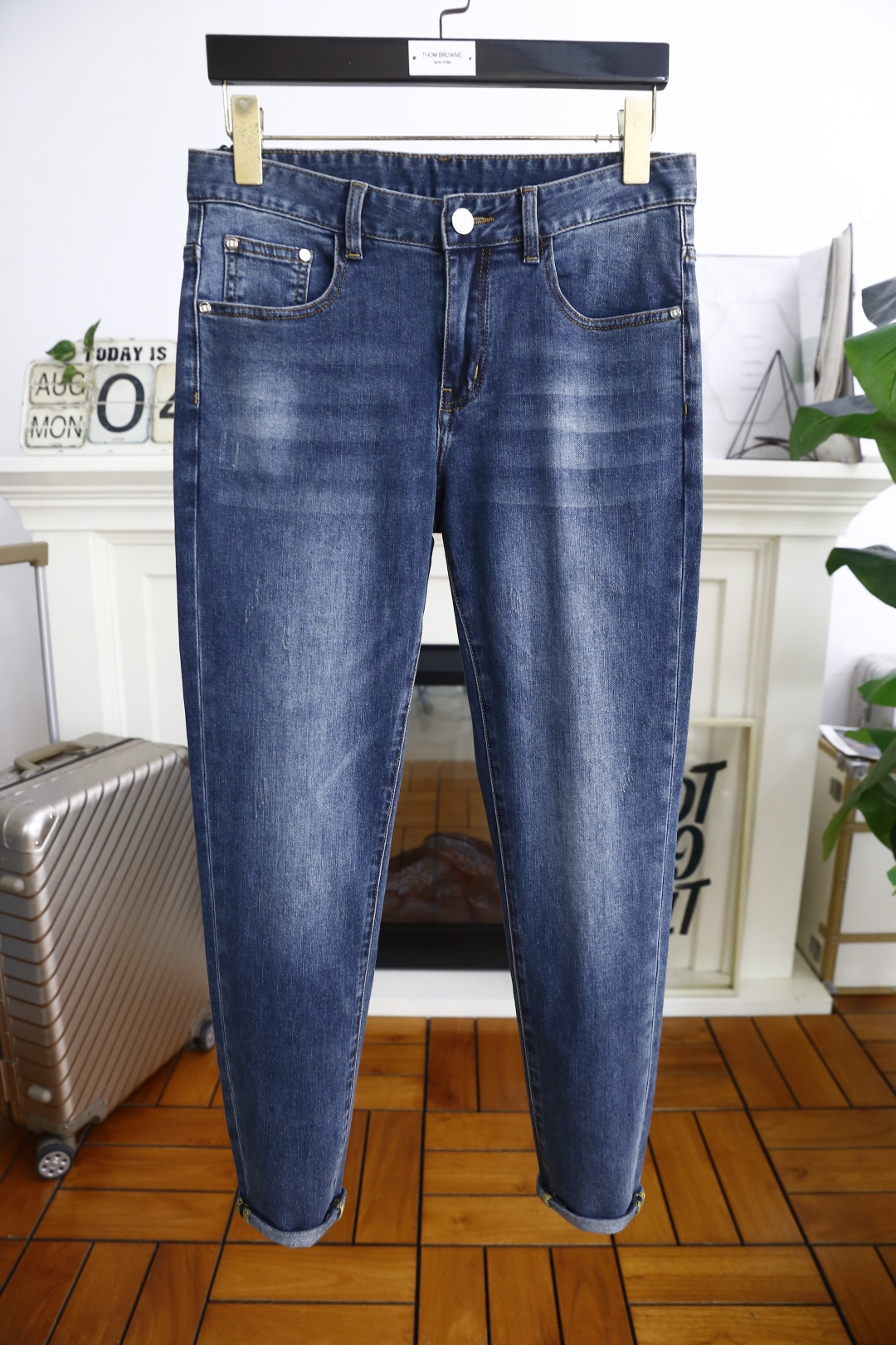 NO:494436,Balenciaga. 25 summer new thin denim trousers with high-end wash denim fabric!  Luxury classic brand customized LOGO matching!  The upper body is versatile and comfortable. There is no confusion or trouble of color conflict. Such a rich high-end jeans are absolutely fashionable, casual and versatile!  A must-have for trendy men!  Counter sizes 29-36, 35!  Shipping the next day!  ,balenciaga,jeans,alexander wang19860909巴黎世家. 25夏季新款薄款牛仔长裤采用高档洗水牛仔面料！奢华经典品牌定制LOGO搭配！上身百搭舒适 没有颜色冲突的困惑或困扰,这么一款丰富内练高端牛仔裤,绝对时尚休闲百搭款！潮男必备！专柜尺码29-36,有35！隔天出货！,,balenciaga,jeans,alexander wang,Men's clothing