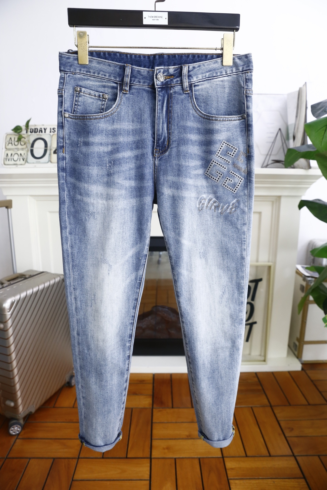 NO:494450,Given*hy. 25 new summer model!  Fashionable men's thin denim trousers are made of high-end wash-defying denim fabric!  Luxury brand classic letter LOGO matching!  The upper body is versatile and comfortable. There is no confusion or trouble of color conflict. Such a rich high-end jeans are absolutely fashionable, casual and versatile!  A must-have for trendy men!  Counter sizes 29-36, there are 35!  Shipping the next day!  , given , given , given , given , given , jeans , alexander wang19860909纪梵希/Given*hy. 25夏季新款！时尚男士薄款牛仔长裤采用高档洗水牛仔面料！奢华品牌经典字母LOGO搭配！上身百搭舒适 没有颜色冲突的困惑或困扰,这么一款丰富内练高端牛仔裤,绝对时尚休闲百搭款！潮男必备！专柜尺码29-36,有35！隔天出货！,,givenchy,givenchy,jeans,alexander wang,Men's clothing