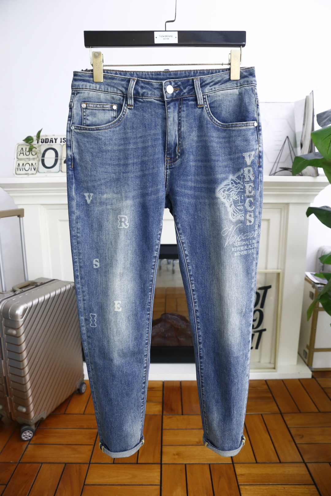 NO:494429,Vanszer/Vers*ce. 25 summer new thin denim trousers with high-end wash-defying denim fabric!  Luxury classic brand Medusa logo paired!  The upper body is versatile and comfortable. There is no confusion or trouble of color conflict. Such a rich high-end jeans are absolutely fashionable, casual and versatile!  A must-have for trendy men!  Counter sizes 29-36, 35!  Shipping the next day!  , versace, versace, jeans, alexander wang19860909范思泽/Vers*ce. 25夏季新款薄款牛仔长裤采用高档洗水牛仔面料！奢华经典品牌美杜莎LOGO搭配！上身百搭舒适 没有颜色冲突的困惑或困扰,这么一款丰富内练高端牛仔裤,绝对时尚休闲百搭款！潮男必备！专柜尺码29-36,有35！隔天出货！,,versace,versace,jeans,alexander wang,Men's clothing