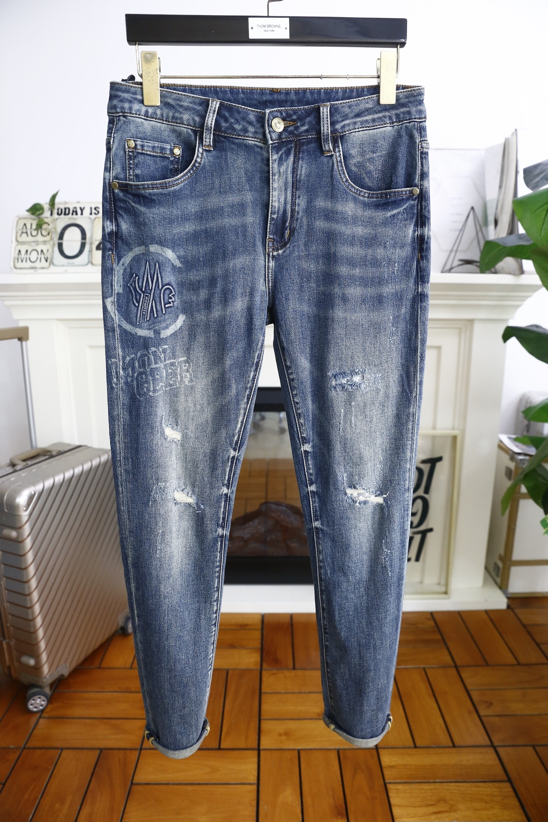 NO:494422,Mo*cler. 25 summer new model!  Fashionable men's thin denim trousers are made of high-end wash-defying denim fabric!  Luxury brand classic custom logo pairing!  The upper body is versatile and comfortable. There is no confusion or trouble of color conflict. Such a rich high-end jeans are absolutely fashionable, casual and versatile!  A must-have for trendy men!  Counter sizes 29-36, 35!  Shipping the next day!  , Moncler, jeans, alexander wang19860909蒙口/Mo*cler. 25夏季新款！时尚男士薄款牛仔长裤采用高档洗水牛仔面料！奢华品牌经典定制LOGO搭配！上身百搭舒适 没有颜色冲突的困惑或困扰,这么一款丰富内练高端牛仔裤,绝对时尚休闲百搭款！潮男必备！专柜尺码29-36,有35！隔天出货！,,Moncler,jeans,alexander wang,Men's clothing