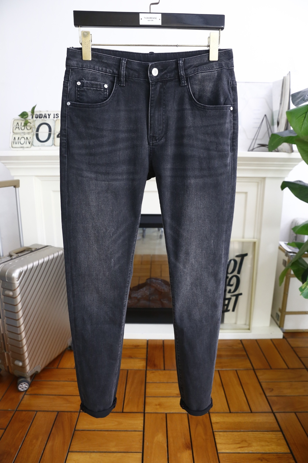 NO:494407,Jeni*/Ze*na. 25 new summer style!  Fashionable men's thin denim trousers are made of high-end wash-defying denim fabric!  Luxury brand classic custom letter LOGO matching!  The upper body is versatile and comfortable. There is no confusion or trouble of color conflict. Such a rich high-end jeans are absolutely fashionable, casual and versatile!  A must-have for trendy men!  Counter sizes 29-36, there are 35!  Shipping the next day!  ,zegna,jeans,alexander wang19860909杰尼*/Ze*na. 25夏季新款！时尚男士薄款牛仔长裤采用高档洗水牛仔面料！奢华品牌经典定制字母LOGO搭配！上身百搭舒适 没有颜色冲突的困惑或困扰,这么一款丰富内练高端牛仔裤,绝对时尚休闲百搭款！潮男必备！专柜尺码29-36,有35！隔天出货！,,zegna,jeans,alexander wang,Men's clothing