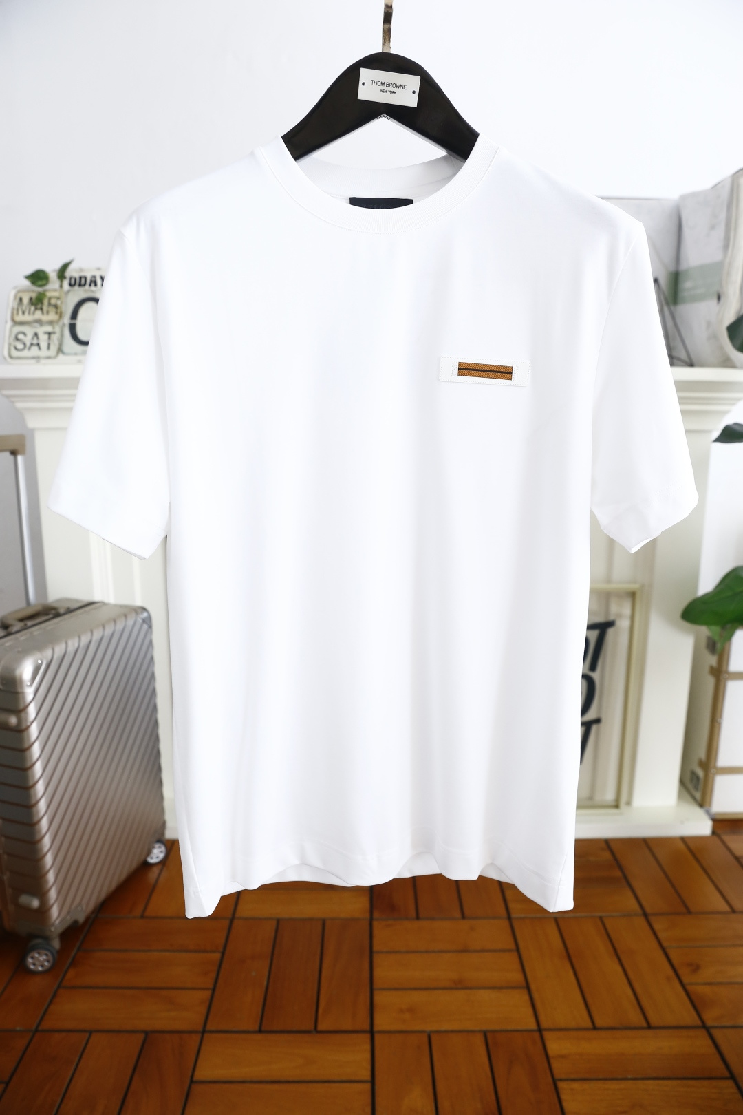 NO:494434,Jenny*/Zeg*a. New summer fashion round neck short sleeve high-end custom versatile style!  More practical, easy to use for anyone to use high-end and comfortable Mama cotton fabric!  Luxury classic brand logo design, very high-end and people who understand goods must enter!  The style and tailoring are slim styles, which are very exquisite, showing aura and highlighting the exquisiteness of business men. This is the unique feature, just right slim fit, and the upper body effect is very good!  Counter size M-4XL, shipped the next day!  ,zegna,T-shirt,alexander wang19860909杰尼*/Zeg*a. 夏季新品时尚圆领短袖高级定制百搭款式！更有实用感 任何人都可以轻松驾驭 采用高档舒适匹马棉面料！奢华经典品牌logo设计,非常显档次懂货的必须入！版型剪裁属于修身款 非常精致,显气场,又会凸显商务男士的精致,这就是独到之处,恰到好处的修身,上身效果非常赞！专柜尺码M-4XL,隔天出货！,,zegna,T-shirt,alexander wang,Men's clothing