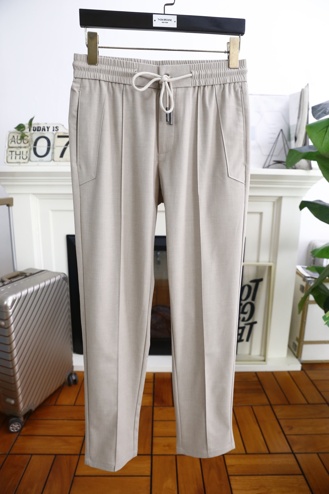 NO:499002,Jeni*/Ze*na. 25 new summer fashion men's thin casual pants!  Classic two-side pocket design!  It uses imported comfortable and breathable cotton fabric, luxurious classic original letter LOGO design, and the upper body is casual and comfortable!  Elastic waist and small feet with no restraint!  The same product for overseas European counters, the upper body is fashionable and sporty, very low-key and luxurious!  The stitching of the turner is delicate and strong!  Perfect three-dimensional tailoring, highly recommend buying the product!  Counter size S-2XL, shipped the next day!  ,zegna,alexander wang19860909杰尼*/Ze*na. 25夏季新品时尚男士薄款休闲裤！经典两侧插袋设计！采用进口舒适透气棉面料,奢华经典原版字母LOGO设计 上身随意舒服！松紧腰小脚搭配无束缚感！海外欧洲专柜同品,上身时尚运动显时尚,很低调且不失奢华品味！车工缝线细致而强悍！完美立体剪裁,强烈推荐购入货色！专柜尺码S-2XL,隔天出货！,,zegna,alexander wang,Men's clothing