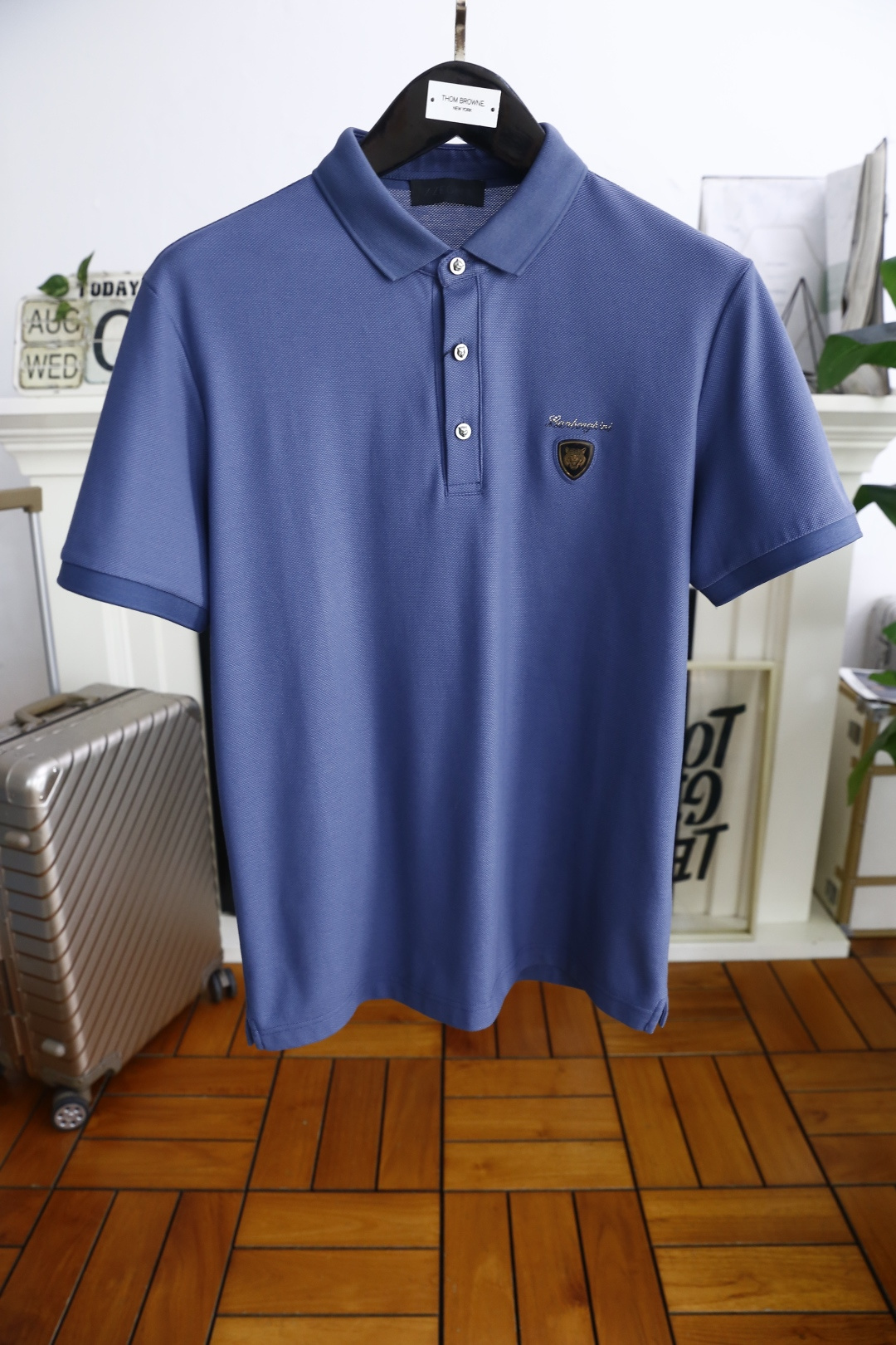 NO:498999,Jeni*/Ze*na. 25 summer new product classic fashion lapel polo short-sleeved fashion item design, more fashionable and comfortable, high-standard customization, very stylish upper body, luxurious custom LOGO pattern on the chest, customer-supplied auxiliary materials, customer-supplied imported high-end Judy fabrics have very delicate texture, exquisite details and exquisite craftsmanship, and auxiliary materials are all supplied by foreign merchants. It is a very shaping item, which can be matched with any fashion, and the style is super good. A must-have item for trendy men. Counter size: M-3XL, shipped the next day!  ,zegna,T-shirt,alexander wang19860909杰尼*/Ze*na. 25夏季新品经典时尚翻领polo短袖时尚单品设计,更加时尚舒适,高标准定制,上身非常有型,胸前奢华定制LOGO 图案 客供辅料,客供进口高档朱迪面料质感非常细腻,细节工艺精湛考究,辅料皆为外商客供,塑造性极高的一款单品,任何时装都可以搭配,版型超级好 潮男必备单品 专柜尺码:M-3XL,隔天出货！,,zegna,T-shirt,alexander wang,Men's clothing