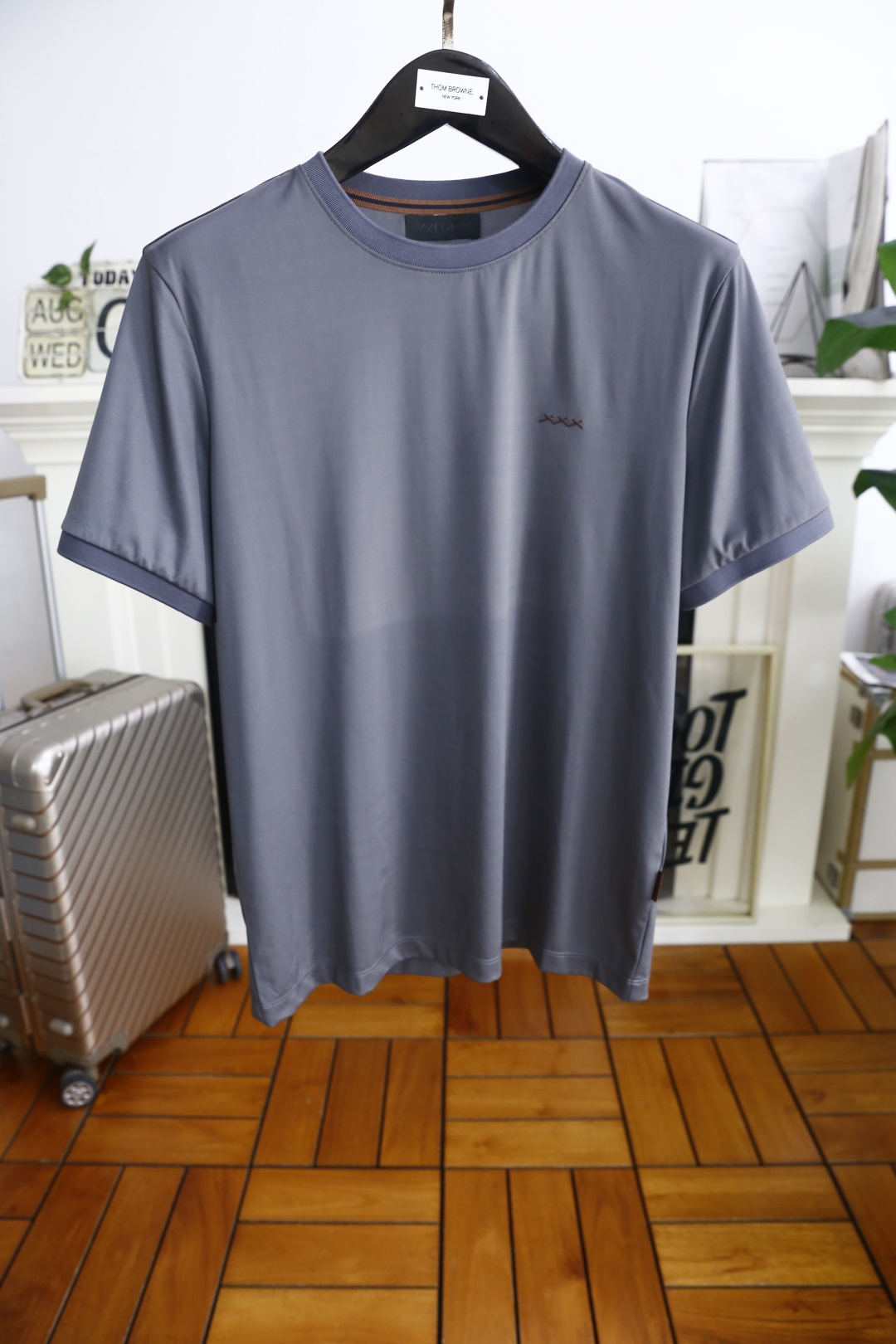 NO:498988,Jenny*/Zeg*a. 2025 summer new product fashionable round neck short sleeve high-end custom versatile style!  More practical, easy for anyone to control. Use high-end, comfortable and breathable cotton fabric!  Luxury classic brand custom logo design, which is very high-end and must be entered if you understand the goods!  The style and tailoring are slim styles, which are very exquisite, showing aura and highlighting the exquisiteness of business men. This is the unique feature, just right slim fit, and the upper body effect is very good!  Counter size M-4XL, shipped the next day!  ,zegna,T-shirt,alexander wang19860909杰尼*/Zeg*a. 2025夏季新品时尚圆领短袖高级定制百搭款式！更有实用感 任何人都可以轻松驾驭 采用高档舒适透气棉面料！奢华经典品牌定制logo设计,非常显档次懂货的必须入！版型剪裁属于修身款 非常精致,显气场,又会凸显商务男士的精致,这就是独到之处,恰到好处的修身,上身效果非常赞！专柜尺码M-4XL,隔天出货！,,zegna,T-shirt,alexander wang,Men's clothing