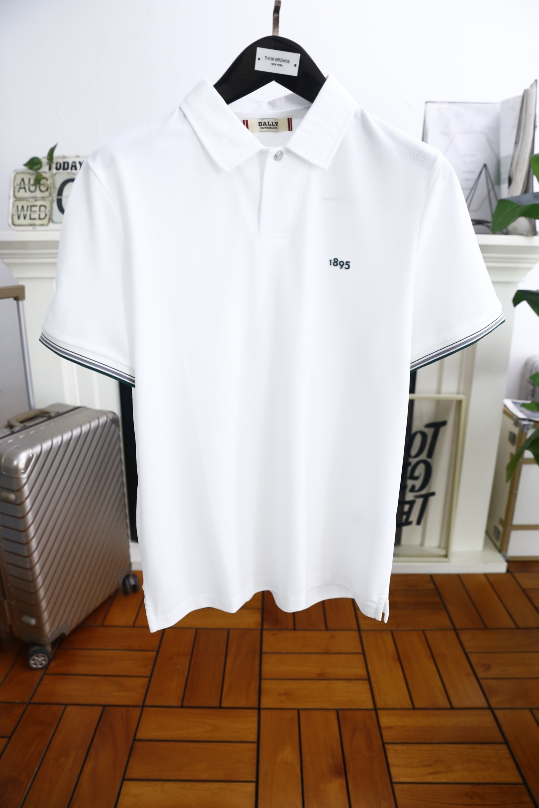 NO:498992,Bruty. New products for summer 2025!  Classic fashion lapel polo short-sleeved fashion item design, more fashionable and comfortable, high-standard customization, very stylish upper body, luxurious classic elements LOGO pattern, customer-supplied auxiliary materials, imported high-end fine Judy fabrics have very delicate texture, exquisite and exquisite details and exquisite auxiliary materials are all supplied by foreign customers, a very shaping item, can be matched with any fashion, super good style, a must-have item for trendy men, counter size: 48-58, shipped the next day!  ,T-shirt,alexander wang19860909布鲁提. 2025夏季新品！经典时尚翻领polo短袖时尚单品设计,更加时尚舒适,高标准定制,上身非常有型,奢华经典元素LOGO图案 客供辅料,客供进口高档加细朱迪面料质感非常细腻,细节工艺精湛考究,辅料皆为外商客供,塑造性极高的一款单品,任何时装都可以搭配,版型超级好 潮男必备单品 专柜尺码:48-58,隔天出货！,,T-shirt,alexander wang,Men's clothing