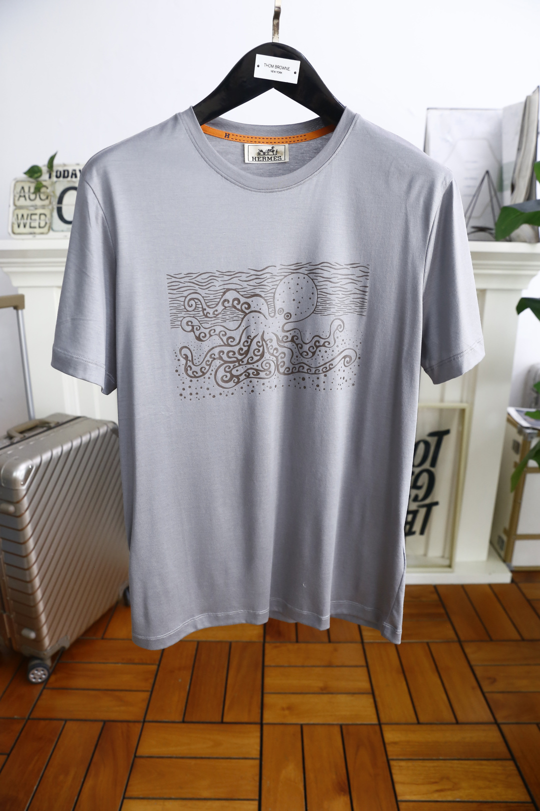 NO:498984,Aima 4/Her*es. 2025 summer new product for men's round neck short sleeves, luxurious custom LOGO logo on the chest, you can appreciate the youthfulness and fashion sense brought by this design!  The overall style is fashionable and trendy, using comfortable and breathable cotton fabric, soft, skin-friendly and breathable, and has a very crisp and crisp drooping feeling. The upper body is fashionable and fashionable colors, a must-have item for trendy men!  Counter sizes 48-58, shipped the next day!  , hermes, T-shirt,alexander wang19860909爱马4/Her*es. 2025夏季新品男士圆领短袖胸前奢华定制LOGO标识标注上身就能体会这款设计带来的年轻与时尚感！整体时尚而有潮流,采用舒适透气棉面料 柔软亲肤透气 ,又有很好的挺括 垂感 上身时尚潮流色系,潮男必备单品！专柜尺码48-58,隔天出货！,,hermes,T-shirt,alexander wang,Men's clothing