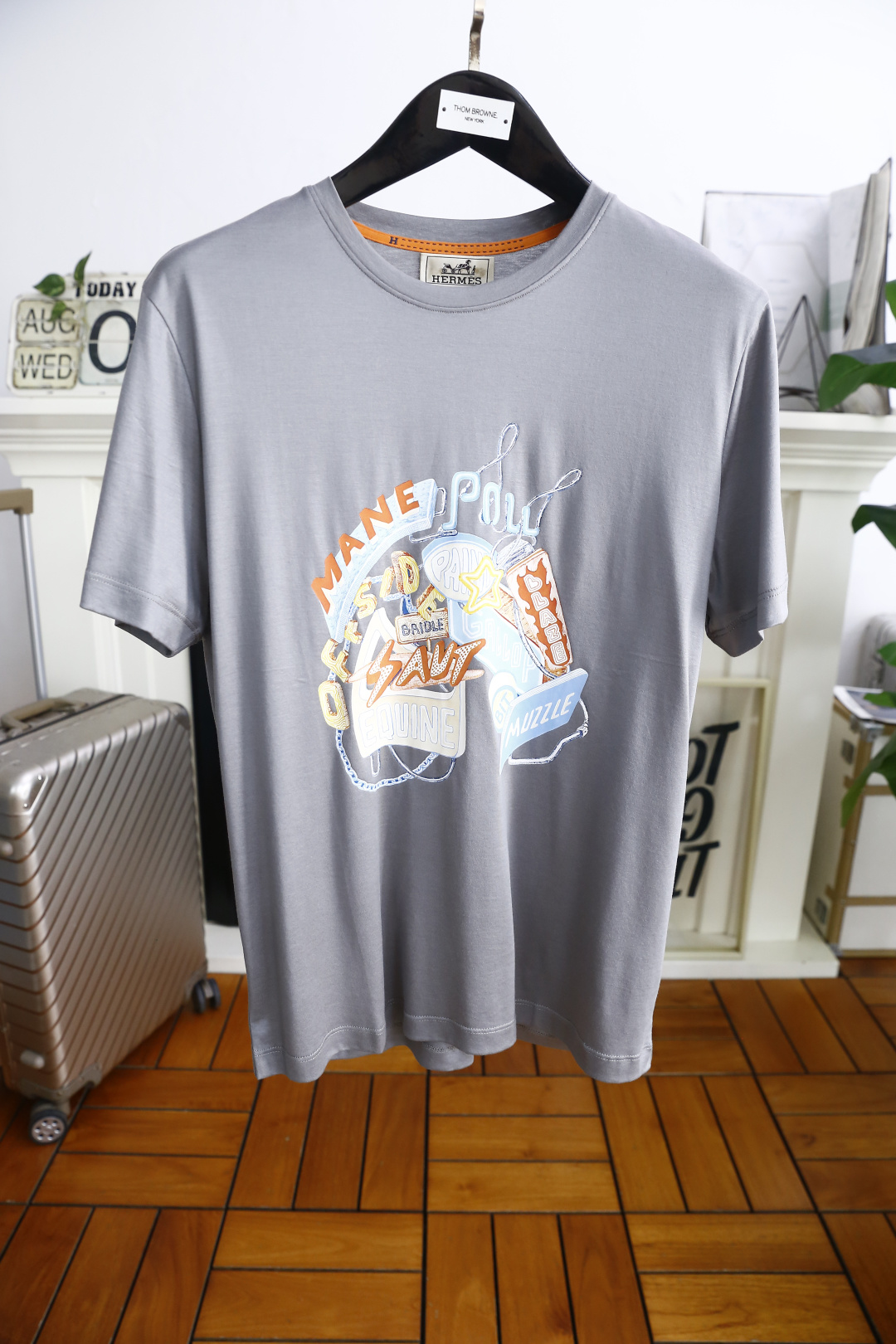 NO:499004,Hermes. 2025 summer new product fashionable round neck short sleeve high-end custom versatile style!  More practical, anyone can easily control it. It adopts classic comfortable and breathable fabric craftsmanship, luxurious and classic brand elements logo design, which is very high-end and must be entered if you understand the goods!  The style and tailoring are slim styles, which are very exquisite, showing aura and highlighting the exquisiteness of business men. This is the unique feature, just right slim fit, and the upper body effect is very good!  Counter size M-4XL, shipped the next day!  , hermes, T-shirt,alexander wang19860909爱马仕. 2025夏季新品时尚圆领短袖高级定制百搭款式！更有实用感 任何人都可以轻松驾驭 采用经典舒适透气面料工艺 奢华经典品牌元素logo设计,非常显档次懂货的必须入！版型剪裁属于修身款 非常精致,显气场,又会凸显商务男士的精致,这就是独到之处,恰到好处的修身,上身效果非常赞！专柜尺码M-4XL,隔天出货！,,hermes,T-shirt,alexander wang,Men's clothing