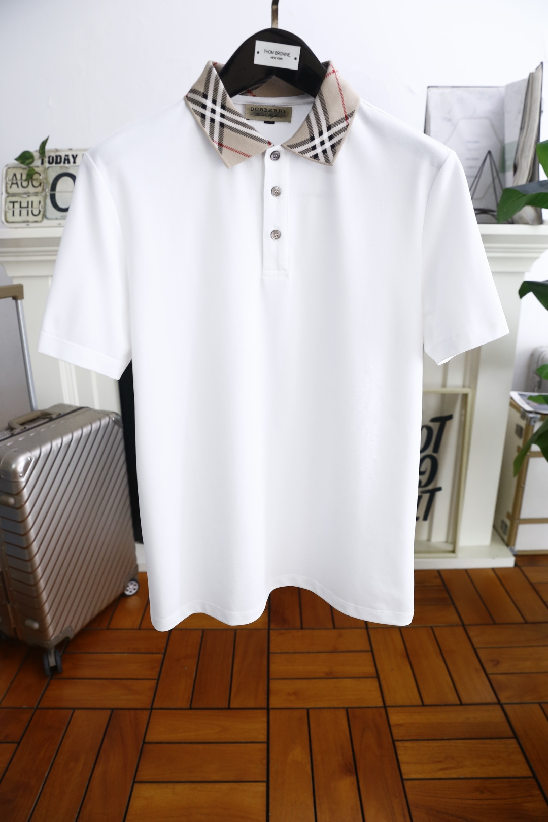 NO:500530,Burb*rry. New products for summer 2025!  The classic fashionable lapel polo short-sleeved fashion item design is more fashionable and comfortable, customized at high standards, and the upper body is very stylish. The collar uses the brand's classic element LOGO pattern. Customer-supplied auxiliary materials, customer-supplied imported comfortable breathable fabric has a very delicate texture, exquisite and exquisite detailing and exquisite accessories. The auxiliary materials are all supplied by foreign customers. It is a very shaping item. Any fashion can be matched with. The style is super good. A must-have item for trendy men!  Counter size: 48-56, shipped the next day!  ,burberry,burberry,T-shirt,alexander wang19860909巴宝丽/Burb*rry. 2025夏季新品！经典时尚翻领polo短袖时尚单品设计,更加时尚舒适,高标准定制,上身非常有型,领子采用品牌经典元素LOGO图案 客供辅料,客供进口舒适透气面料质感非常细腻,细节工艺精湛考究,辅料皆为外商客供,塑造性极高的一款单品,任何时装都可以搭配,版型超级好 潮男必备单品！专柜尺码:48-56,隔天出货！,,burberry,burberry,T-shirt,alexander wang,Men's clothing