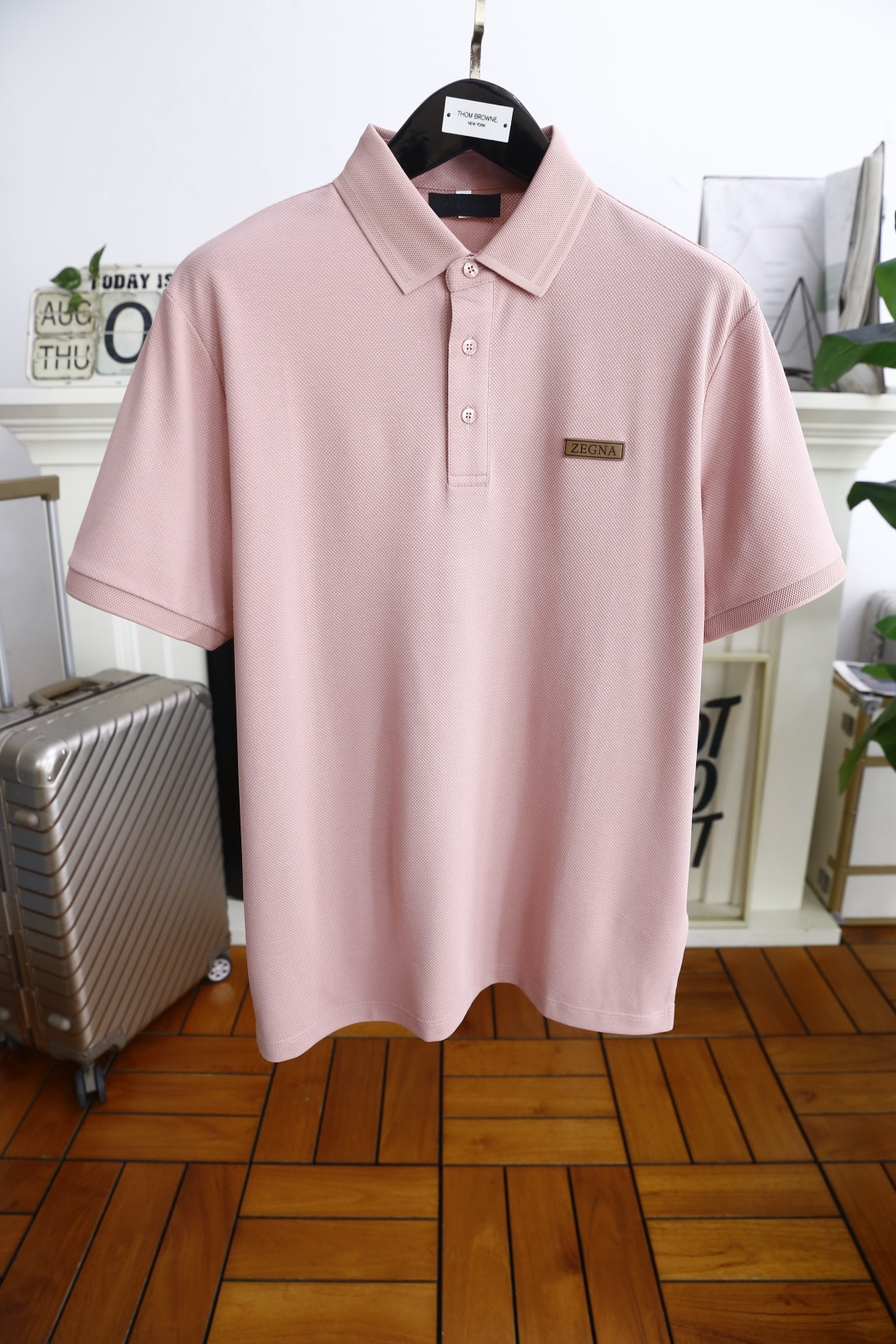 NO:500532,Jeni*/Ze*na. 25 summer new product classic fashion lapel polo short-sleeved fashion item design, more fashionable and comfortable, high-standard customization, very stylish upper body, luxury brand classic LOGO pattern on the chest, customer-supplied auxiliary materials, customer-supplied imported high-end Judy fabrics have very delicate texture, exquisite details and exquisite craftsmanship, and auxiliary materials are all supplied by foreign merchants. It is a very shaping item, which can be matched with any fashion, and the style is super good. A must-have item for trendy men. Counter size: M-3XL, shipped the next day!  ,zegna,T-shirt,alexander wang19860909杰尼*/Ze*na. 25夏季新品经典时尚翻领polo短袖时尚单品设计,更加时尚舒适,高标准定制,上身非常有型,胸前奢华品牌经典LOGO 图案 客供辅料,客供进口高档朱迪面料质感非常细腻,细节工艺精湛考究,辅料皆为外商客供,塑造性极高的一款单品,任何时装都可以搭配,版型超级好 潮男必备单品 专柜尺码:M-3XL,隔天出货！,,zegna,T-shirt,alexander wang,Men's clothing