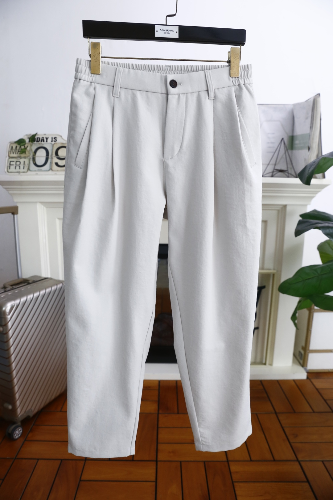 NO:500535,Jeni*/Ze*na. 2025 summer fashion men's loose nine-point casual pants!  Use comfortable Japanese custom-made breathable fabric, luxurious and classic elements design, and the upper body is comfortable!  No sense of restraint!  The same product for overseas European counters, the upper body is fashionable and sporty, very low-key and luxurious!  The stitching of the turner is delicate and strong!  Perfect three-dimensional tailoring, highly recommend buying the product!  Counter size: S-2XL, shipped the next day!  ,zegna,alexander wang19860909杰尼*/Ze*na. 2025夏季时尚男士宽松九分休闲裤！采用舒适日本定制透气面料,奢华经典元素设计 上身随意舒服！无束缚感！海外欧洲专柜同品,上身时尚运动显时尚,很低调且不失奢华品味！车工缝线细致而强悍！完美立体剪裁,强烈推荐购入货色！专柜尺码:S-2XL,隔天出货！,,zegna,alexander wang,Men's clothing