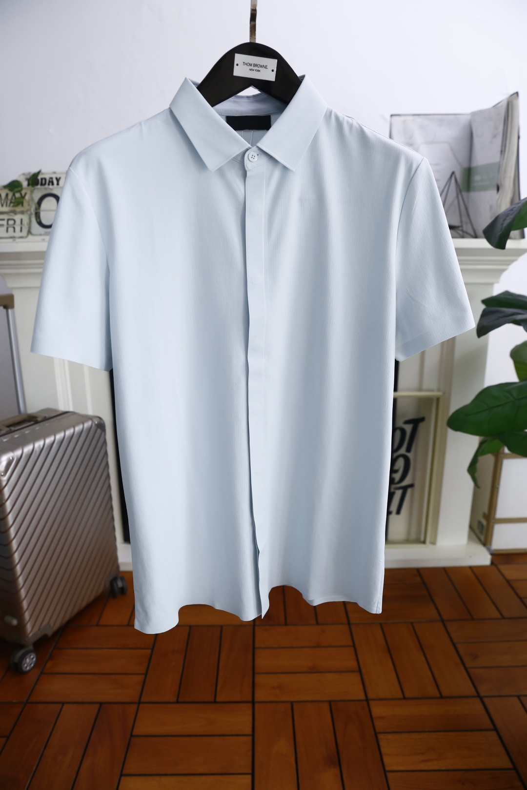 NO:500537,Jeni*/Ze*na. The 2025 summer men's lapel cardigan short-sleeved upper body can experience the youthfulness and fashion sense brought by this design!  Simple and versatile overall fashionable and trendy. The fabric is made of comfortable outdoor cool fabric, soft, skin-friendly and breathable, and has a very crisp and drape. The upper body is fashionable and fashionable, and must-have in summer!  Counter size M-4XL, shipped the next day!  ,zegna,T-shirt,alexander wang19860909杰尼*/Ze*na. 2025夏季男士翻领开衫短袖上身就能体会这款设计带来的年轻与时尚感！简约百搭整体时尚而有潮流,面料采用舒适户外凉感面料 柔软亲肤透气 ,又有很好的挺括 垂感 上身时尚潮流色系,夏季必备单品！专柜尺码M-4XL,隔天出货！,,zegna,T-shirt,alexander wang,Men's clothing