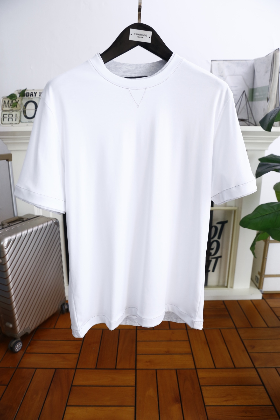 NO:500534,Jeni*/Ze*na. 2025 summer men's round neck short sleeve luxury classic elements matching!  You can experience the youthfulness and fashion sense brought by this design!  The overall style is fashionable and trendy, using comfortable island cotton fabric, soft, skin-friendly and breathable, and has a very crisp and drooping feeling. The upper body is fashionable and fashionable, and it is a must-have item for trendy men!  Counter sizes 48-58, shipped the next day!  ,zegna,T-shirt,alexander wang19860909杰尼*/Ze*na. 2025夏季男士圆领短袖奢华经典元素搭配！上身就能体会这款设计带来的年轻与时尚感！整体时尚而有潮流,采用舒适海岛棉面料 柔软亲肤透气 ,又有很好的挺括 垂感 上身时尚潮流色系,潮男必备单品！专柜尺码48-58,隔天出货！,,zegna,T-shirt,alexander wang,Men's clothing