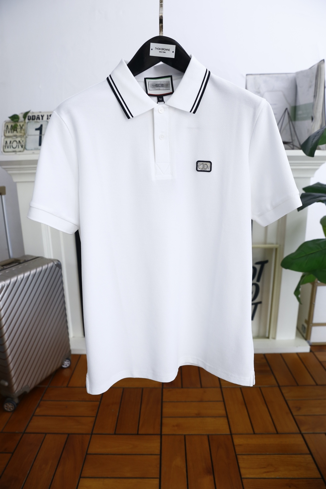 NO:500549,Dior. 2025 summer classic fashion lapel polo short-sleeved fashion item design, more fashionable and comfortable, high-standard customization, very stylish on the upper body, luxury brand classic custom LOGO pattern customer-supplied auxiliary materials, customer-supplied imported high-end fine Judy fabric has very delicate texture, exquisite and exquisite detailing and exquisite accessories, all supplied by foreign merchants, a very high shaping item, can be matched with any fashion, super good style, a must-have item for trendy men, counter size: M-3XL, shipped the next day!  ,dior,T-shirt,alexander wang19860909迪奥. 2025夏季经典时尚翻领polo短袖时尚单品设计,更加时尚舒适,高标准定制,上身非常有型,奢华品牌经典定制LOGO 图案 客供辅料,客供进口高档加细朱迪面料质感非常细腻,细节工艺精湛考究,辅料皆为外商客供,塑造性极高的一款单品,任何时装都可以搭配,版型超级好 潮男必备单品 专柜尺码:M-3XL,隔天出货！,,dior,T-shirt,alexander wang,Men's clothing