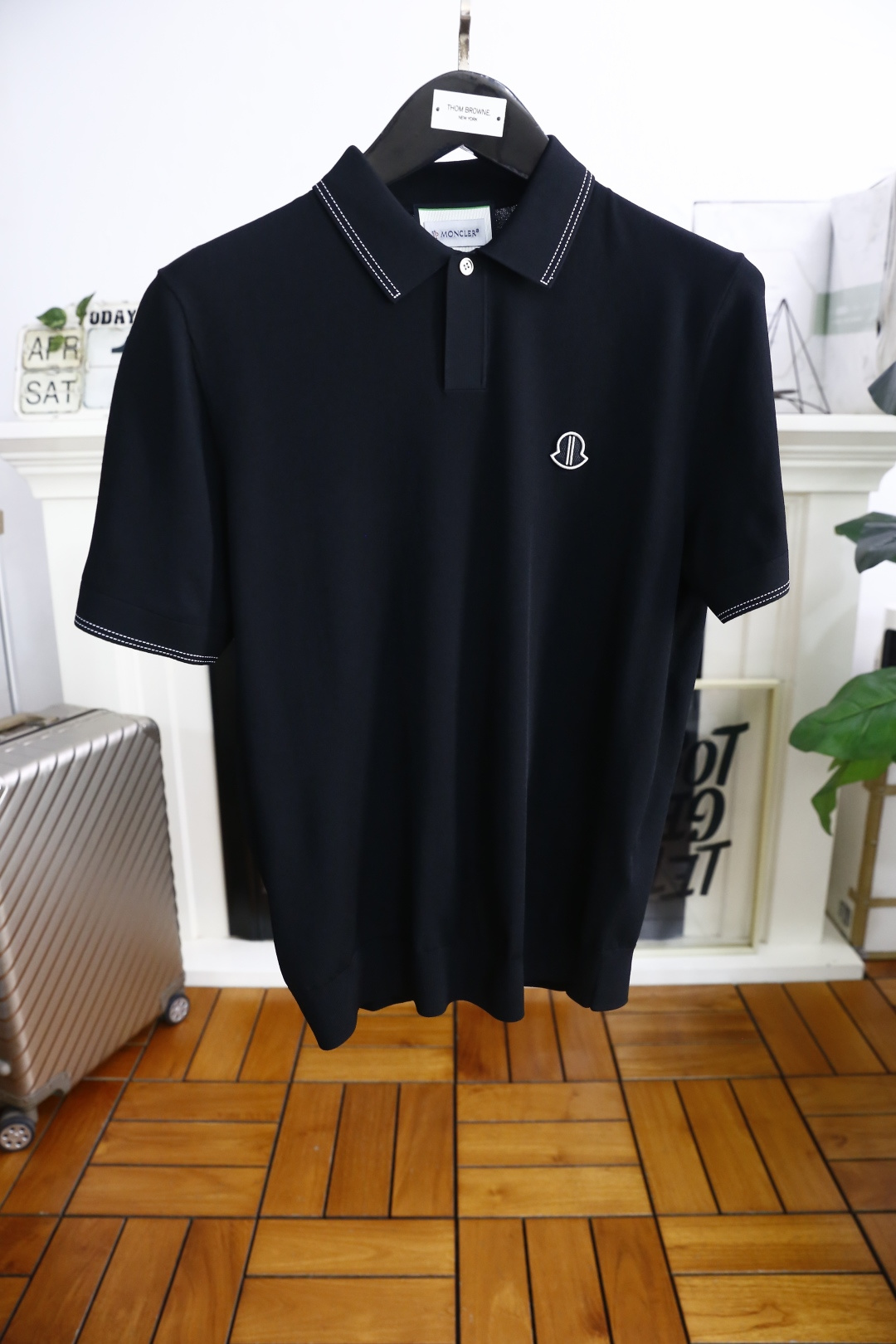 NO:500547,Mask/M*ncler. 2025 summer men's lapel short-sleeved POLO shirt with high-end custom versatile styles. Anyone can easily control it. It uses high-end top Yilit fabrics!  Luxury classic element design, very high-end and must-have if you understand the goods!  The style and tailoring are slim styles, which are very exquisite, showing aura and highlighting the exquisiteness of business men. This is the unique feature, just right slim fit, and the upper body effect is very good!  Counter size M-3XL, shipped the next day!  , Moncler, T-shirt, alexander wang19860909蒙口/M*ncler. 2025夏季男士翻领短袖POLO衫高级定制百搭款式 任何人都可以轻松驾驭 采用高档顶级伊力特面料！奢华经典元素设计,非常显档次懂货的必须入！版型剪裁属于修身款 非常精致,显气场,又会凸显商务男士的精致,这就是独到之处,恰到好处的修身,上身效果非常赞！专柜尺码M-3XL,隔天出货！,,Moncler,T-shirt,alexander wang,Men's clothing