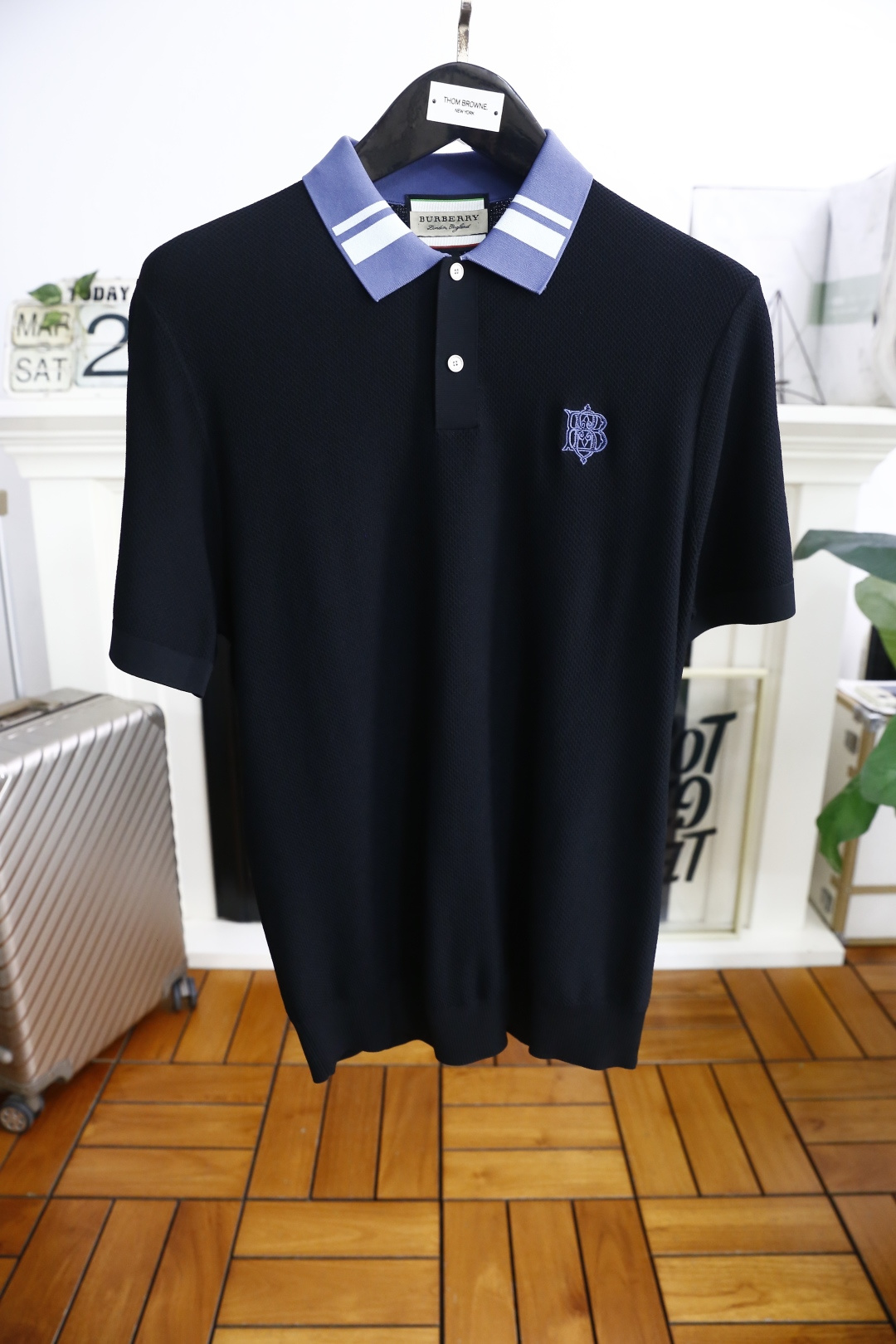 NO:500544,Burpberry/Bur*erry. 2025 summer men's short-sleeved fashionable and exquisite double-button lapel design!  High-end custom versatile styles that anyone can easily control. Use high-end top-quality Yilit fabrics!  Luxury classic element design, very high-end and must-have if you understand the goods!  The style and tailoring are slim styles, which are very exquisite, showing aura and highlighting the exquisiteness of business men. This is the unique feature, just right slim fit, and the upper body effect is very good!  Counter size M-3XL, shipped the next day!  ,burberry,burberry,T-shirt,alexander wang19860909巴宝丽/Bur*erry. 2025夏季男士短袖时尚精致双扣翻领设计！高级定制百搭款式 任何人都可以轻松驾驭 采用高档顶级伊力特面料！奢华经典元素设计,非常显档次懂货的必须入！版型剪裁属于修身款 非常精致,显气场,又会凸显商务男士的精致,这就是独到之处,恰到好处的修身,上身效果非常赞！专柜尺码M-3XL,隔天出货！,,burberry,burberry,T-shirt,alexander wang,Men's clothing