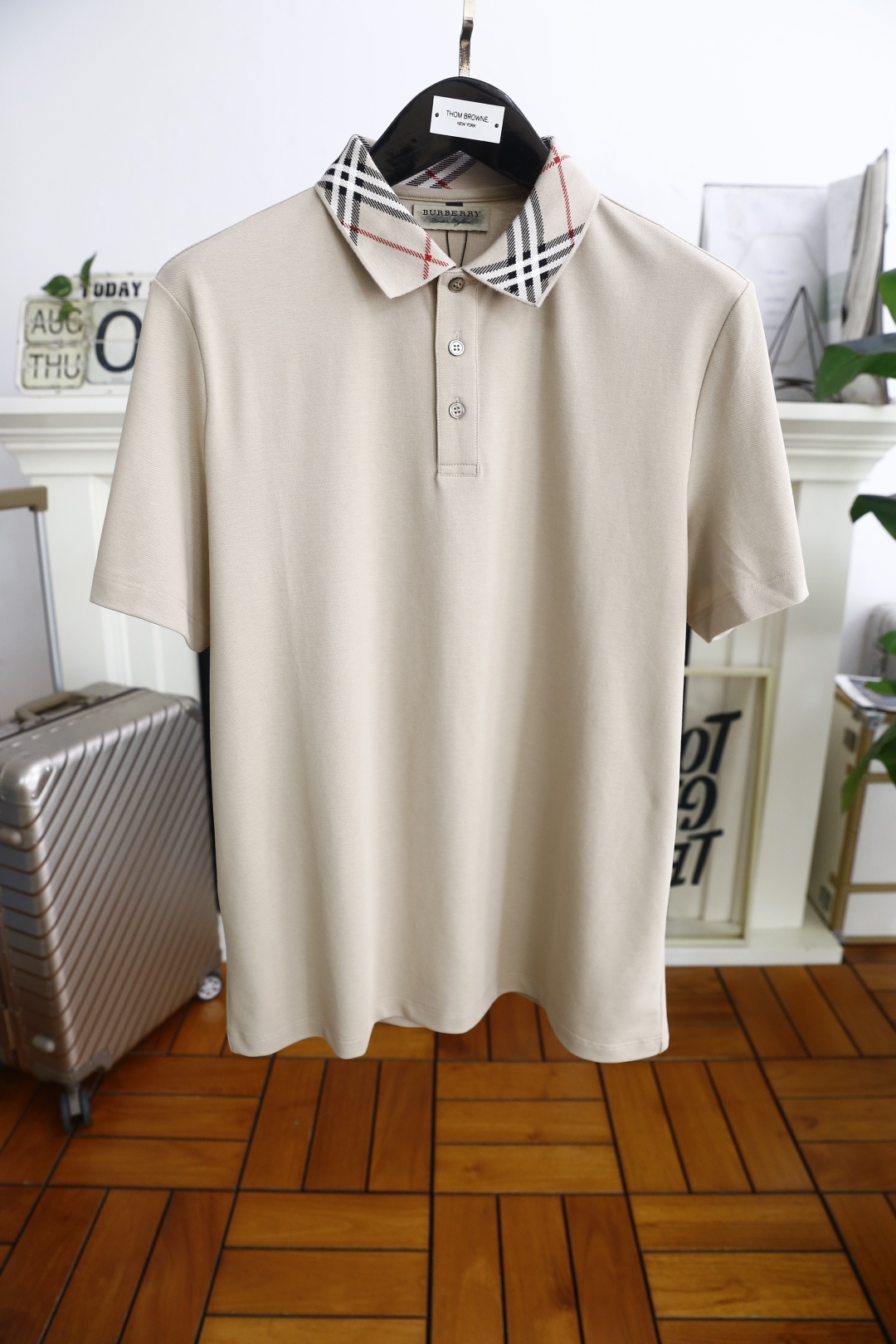 NO:502049,Burberry. 25 summer new product classic fashion lapel polo short-sleeved fashion item design, more fashionable and comfortable, high-standard customization, very stylish upper body, luxury brand classic LOGO pattern on the chest, customer-supplied auxiliary materials, customer-supplied imported high-end Judy fabrics have very delicate texture, exquisite details and exquisite craftsmanship, and auxiliary materials are all supplied by foreign merchants. It is a very shaping item, which can be matched with any fashion, and the style is super good. A must-have item for trendy men. Counter size: M-3XL, shipped the next day!  ,burberry,T-shirt,alexander wang19860909巴宝丽. 25夏季新品经典时尚翻领polo短袖时尚单品设计,更加时尚舒适,高标准定制,上身非常有型,胸前奢华品牌经典LOGO 图案 客供辅料,客供进口高档朱迪面料质感非常细腻,细节工艺精湛考究,辅料皆为外商客供,塑造性极高的一款单品,任何时装都可以搭配,版型超级好 潮男必备单品 专柜尺码:M-3XL,隔天出货！,,burberry,T-shirt,alexander wang,Men's clothing