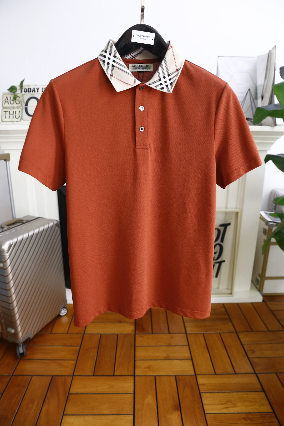 NO:502046,Burberry. 25 summer new product classic fashion lapel polo short-sleeved fashion item design, more fashionable and comfortable, high-standard customization, very stylish upper body, luxury brand classic LOGO pattern on the chest, customer-supplied auxiliary materials, customer-supplied imported high-end Judy fabrics have very delicate texture, exquisite details and exquisite craftsmanship, and auxiliary materials are all supplied by foreign merchants. It is a very shaping item, which can be matched with any fashion, and the style is super good. A must-have item for trendy men. Counter size: M-3XL, shipped the next day!  ,burberry,T-shirt,alexander wang19860909巴宝莉丽. 25夏季新品经典时尚翻领polo短袖时尚单品设计,更加时尚舒适,高标准定制,上身非常有型,胸前奢华品牌经典LOGO 图案 客供辅料,客供进口高档朱迪面料质感非常细腻,细节工艺精湛考究,辅料皆为外商客供,塑造性极高的一款单品,任何时装都可以搭配,版型超级好 潮男必备单品 专柜尺码:M-3XL,隔天出货！,,burberry,T-shirt,alexander wang,Men's clothing