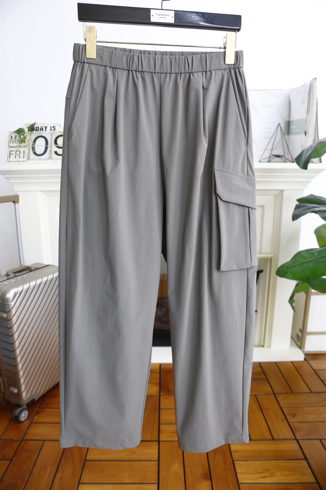 NO:502053,Jenia. 25 summer fashion men's straight trousers!  It uses imported comfortable and breathable Japanese fabrics, luxurious and classic brand large pocket design, and the upper body is casual and comfortable!  Elastic waist straight tube casual combination without restraint!  The same product for overseas European counters, the upper body is fashionable and sporty, very low-key and luxurious!  The stitching of the turner is delicate and strong!  Perfect three-dimensional tailoring, highly recommend buying the product!  Counter size S-2XL, shipped the next day!  ,zegna,alexander wang19860909杰尼亚. 25夏季时尚男士直筒裤！采用进口舒适透气日本面料,奢华经典品牌大口袋设计 上身随意舒服！松紧腰直筒休闲搭配无束缚感！海外欧洲专柜同品,上身时尚运动显时尚,很低调且不失奢华品味！车工缝线细致而强悍！完美立体剪裁,强烈推荐购入货色！专柜尺码S-2XL,隔天出货！,,zegna,alexander wang,Men's clothing