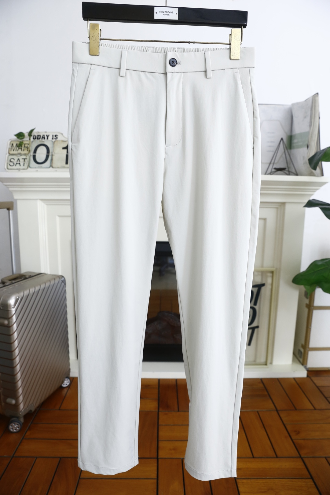 NO:502056,Jeni*/Ze*na. 25 new fashion men's versatile casual trousers!  It is made of comfortable and breathable fabric, luxurious and classic elements. The insertion bags on both sides are casual and comfortable to match with the upper body!  No sense of restraint!  The same product for overseas European counters, the upper body is fashionable and sporty, very low-key and luxurious!  The stitching of the turner is delicate and strong!  Perfect three-dimensional tailoring, highly recommend buying the product!  Counter sizes 48-58, shipped the next day!  ,zegna,alexander wang19860909杰尼*/Ze*na. 25时尚男士新品百搭休闲西裤！采用舒适透气面料,奢华经典元素设计 两侧插袋搭配上身随意舒服！无束缚感！海外欧洲专柜同品,上身时尚运动显时尚,很低调且不失奢华品味！车工缝线细致而强悍！完美立体剪裁,强烈推荐购入货色！专柜尺码48-58,隔天出货！,,zegna,alexander wang,Men's clothing