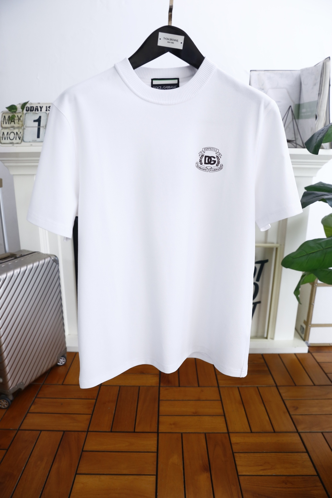 NO:502055,Dolce & Gabbana. The 2025 summer men's round neck short sleeves on the chest with luxurious brand letters LOGO logo on the upper body, you can experience the youthfulness and fashion sense brought by this design!  The overall fashion is fashionable and trendy. The fabric is made of top-quality fabrics for customer supply, soft, skin-friendly and breathable, and has a very crisp and crisp drooping feeling. The upper body is fashionable and fashionable, and it is a must-have item for trendy men!  Counter size 48-56, shipped the next day!  ,Dolce & Gabbana,T-shirt,alexander wang19860909杜嘉班纳. 2025夏季男士圆领短袖胸前奢华品牌字母LOGO标识标注上身就能体会这款设计带来的年轻与时尚感！整体时尚而有潮流,面料采用客供顶级面料 柔软亲肤透气 ,又有很好的挺括 垂感 上身时尚潮流色系,潮男必备单品！专柜尺码48-56,隔天出货！,,Dolce&Gabbana,T-shirt,alexander wang,Men's clothing