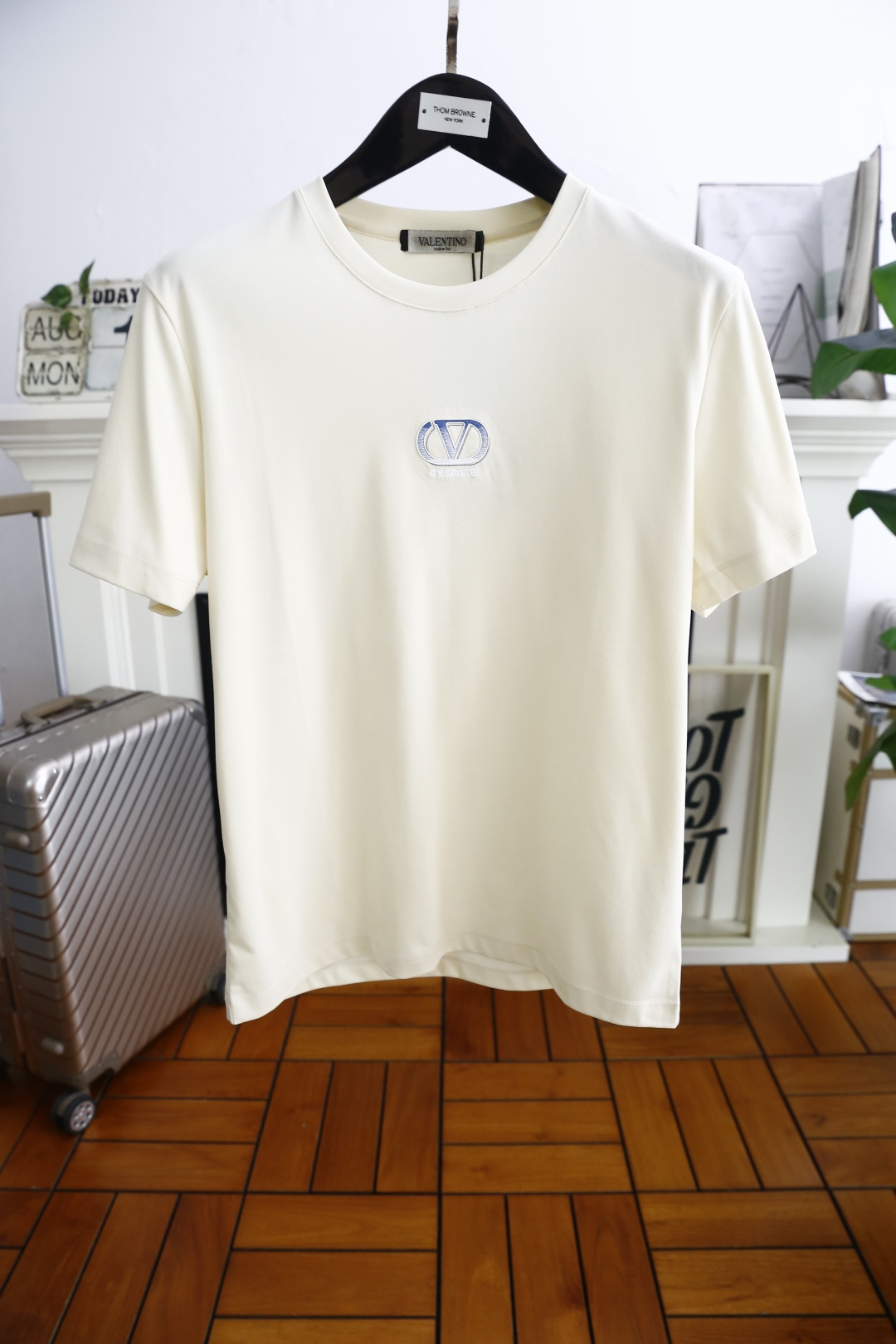 NO:503526,Valentino. 2025 new product men's round neck short sleeve luxury classic brand customized LOGO logo marked with the upper body to experience the youthfulness and fashion sense brought by this design!  The overall style is fashionable and trendy, using comfortable European cotton fabric, soft, skin-friendly and breathable, and has a very crisp and drooping feeling. The upper body is fashionable and fashionable, and it is a must-have item for trendy men!  Counter size 48-54, shipped the next day!  , valentino, T-shirt,alexander wang19860909华伦天奴. 2025新品男士圆领短袖奢华经典品牌定制LOGO标识标注上身就能体会这款设计带来的年轻与时尚感！整体时尚而有潮流,采用舒适欧洲棉面料 柔软亲肤透气 ,又有很好的挺括 垂感 上身时尚潮流色系,潮男必备单品！专柜尺码48-54,隔天出货！,,valentino,T-shirt,alexander wang,Men's clothing